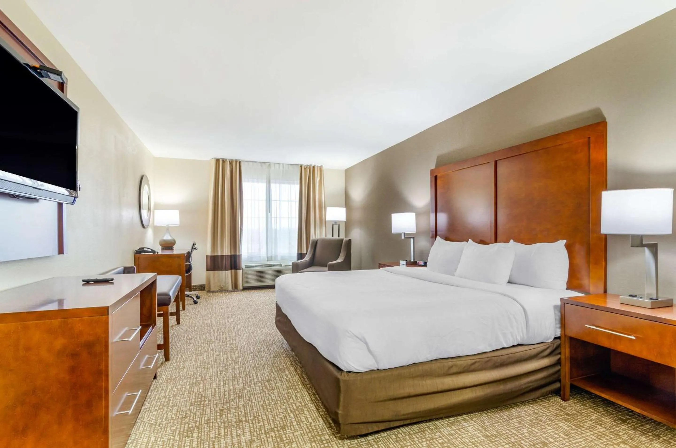 Bedroom, Bed in Comfort Inn & Suites near Bethel College