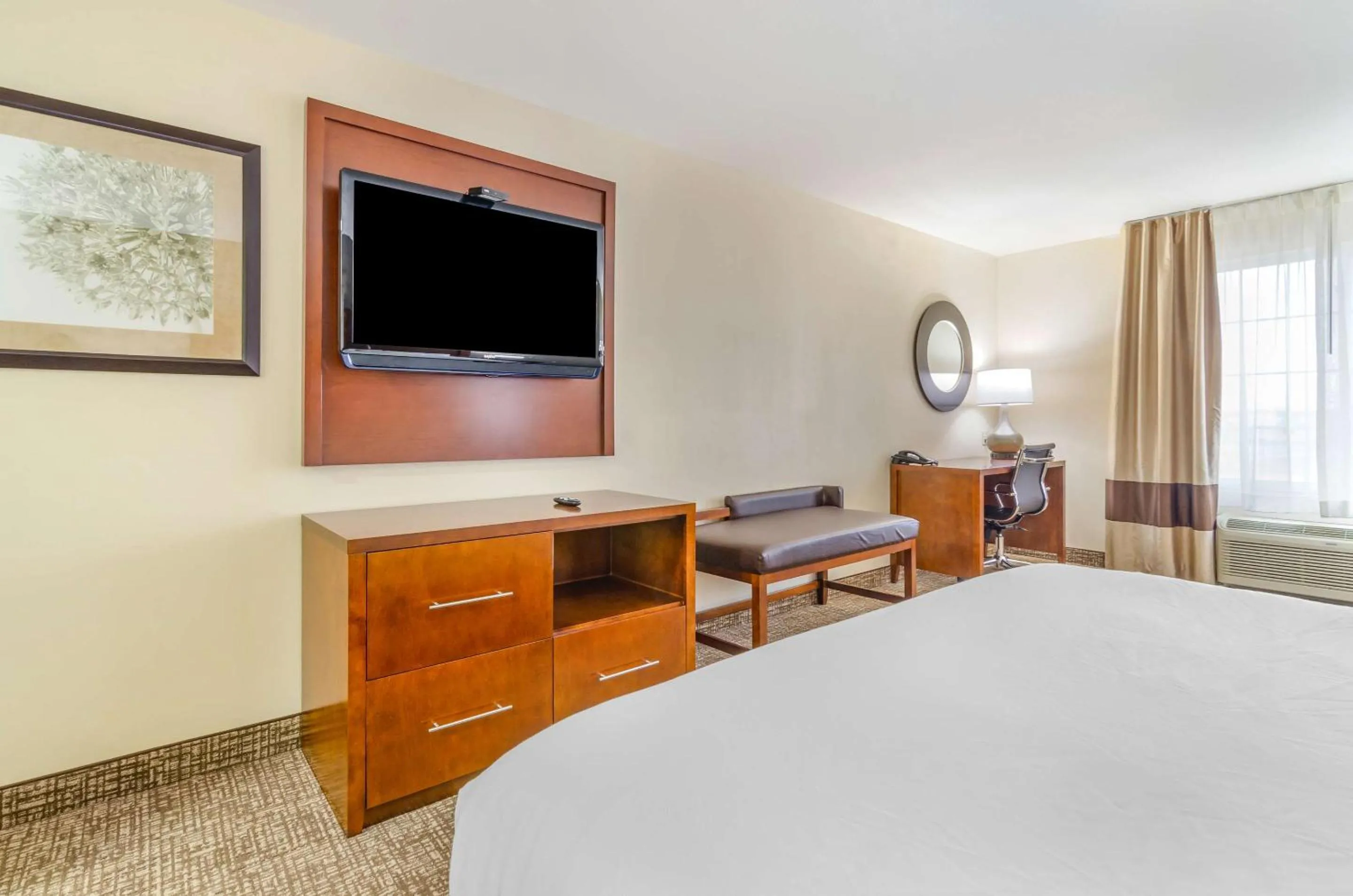 Bedroom, Bed in Comfort Inn & Suites near Bethel College