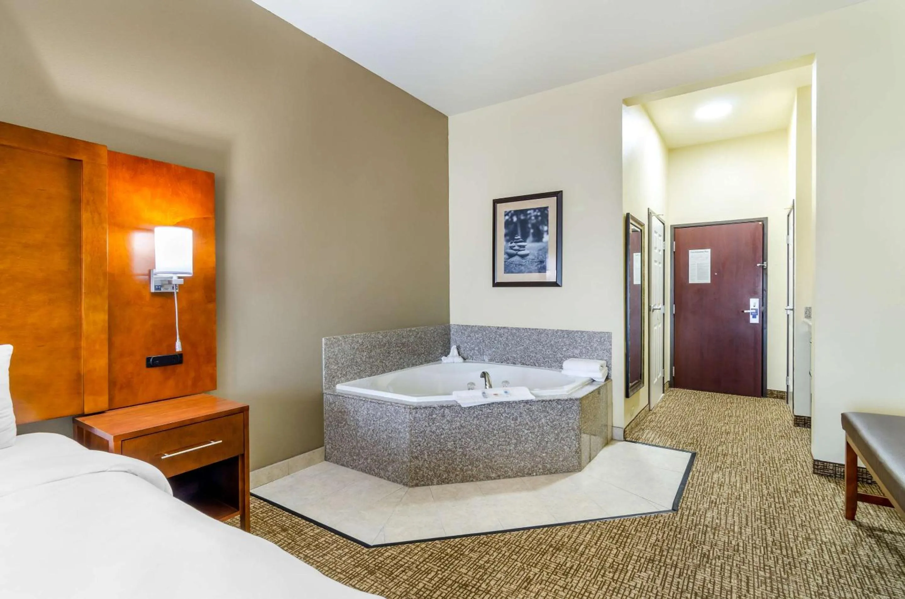 Bedroom, Bed in Comfort Inn & Suites near Bethel College