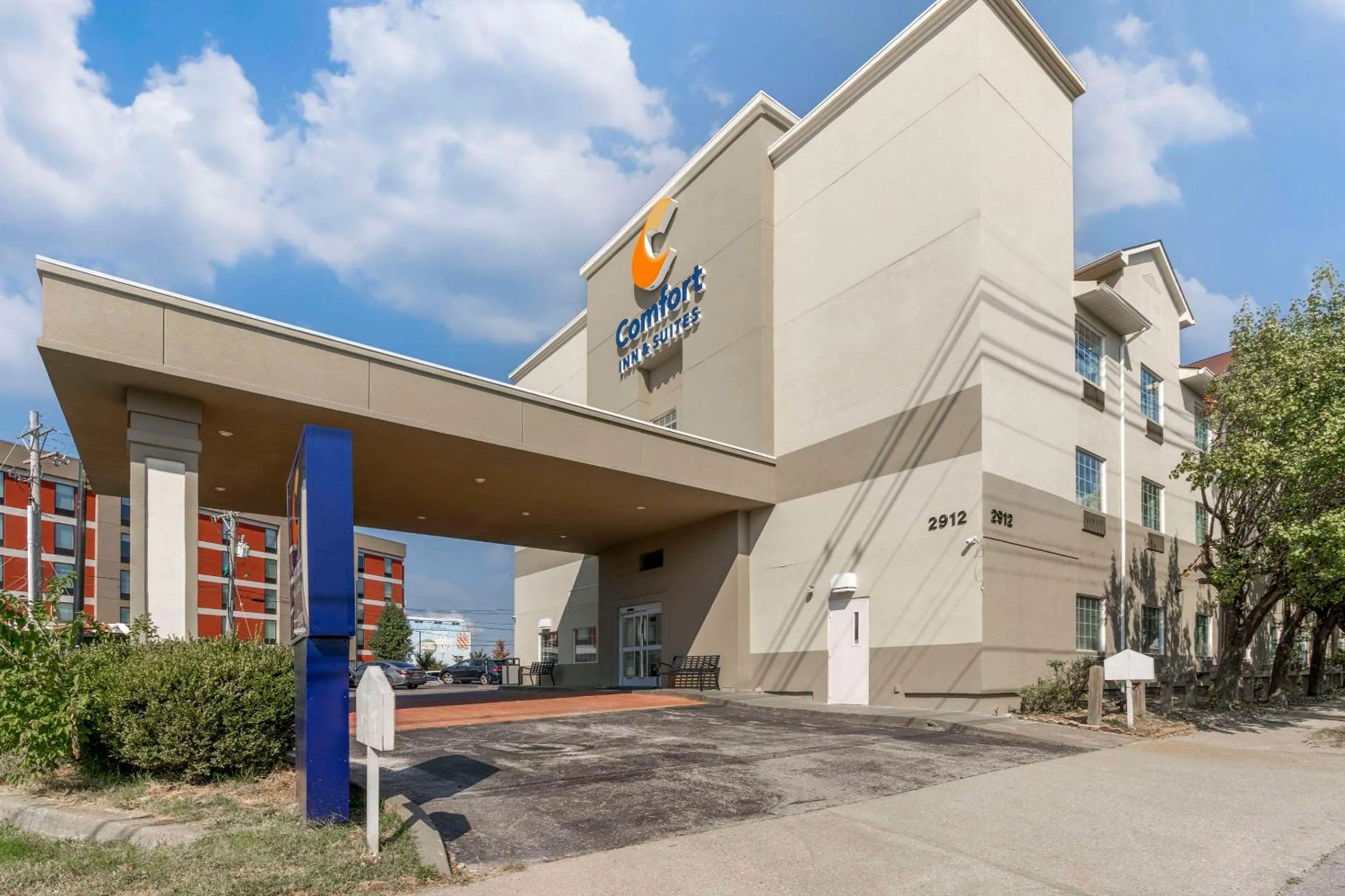 Property building in Comfort Inn & Suites Louisville Airport Fair & Expo