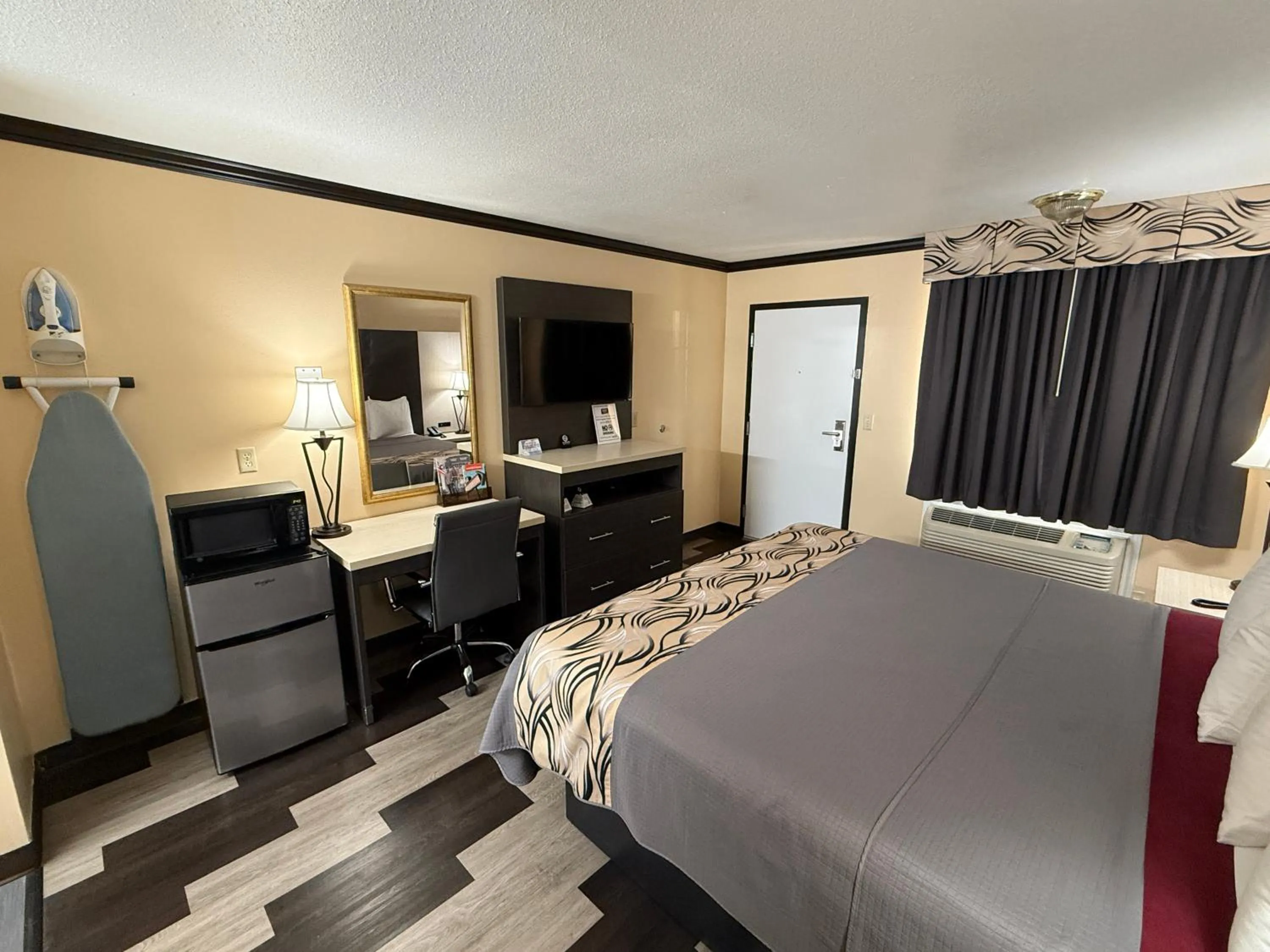 Bed in Regency 7 Motel