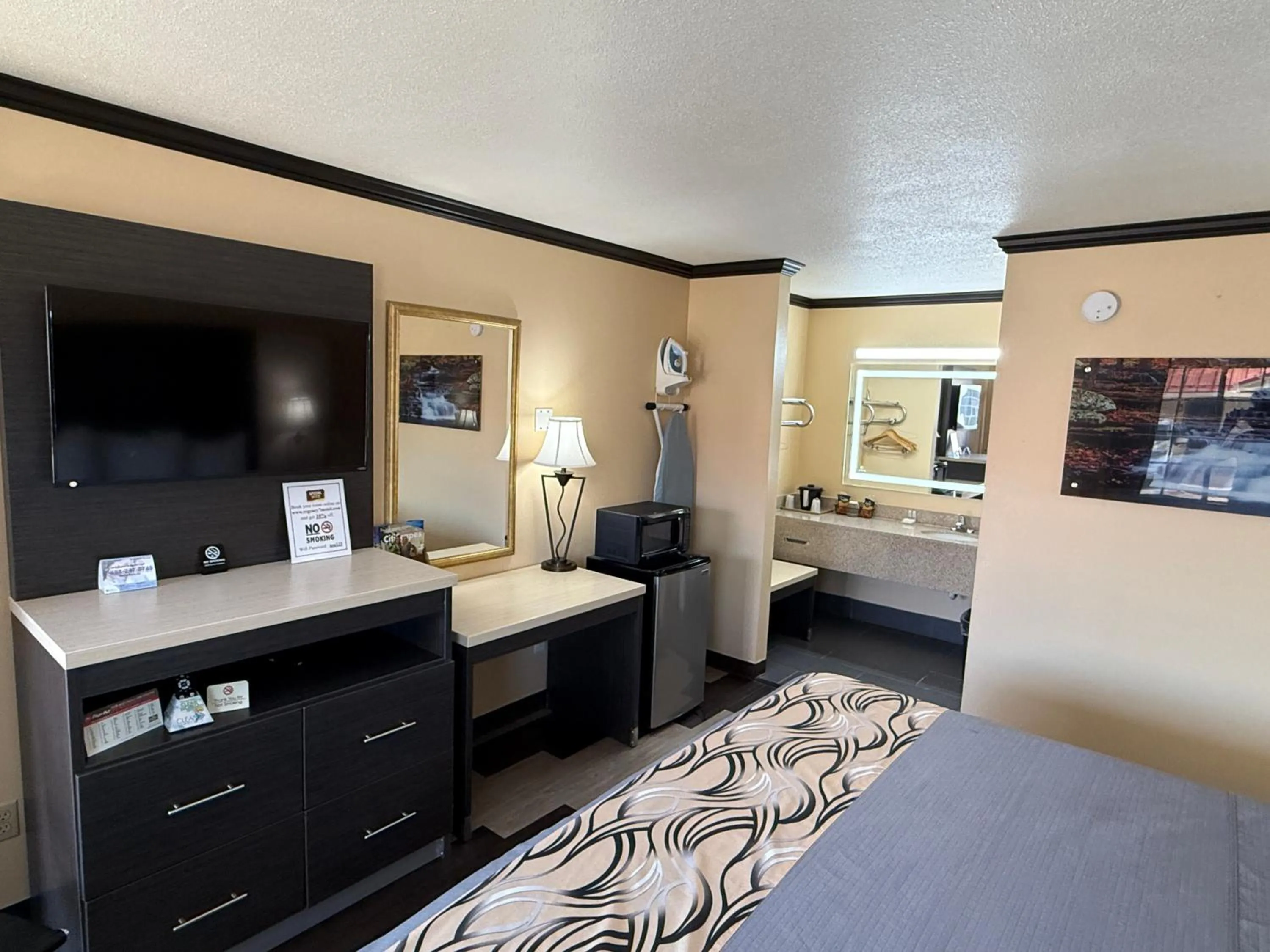 Bed in Regency 7 Motel