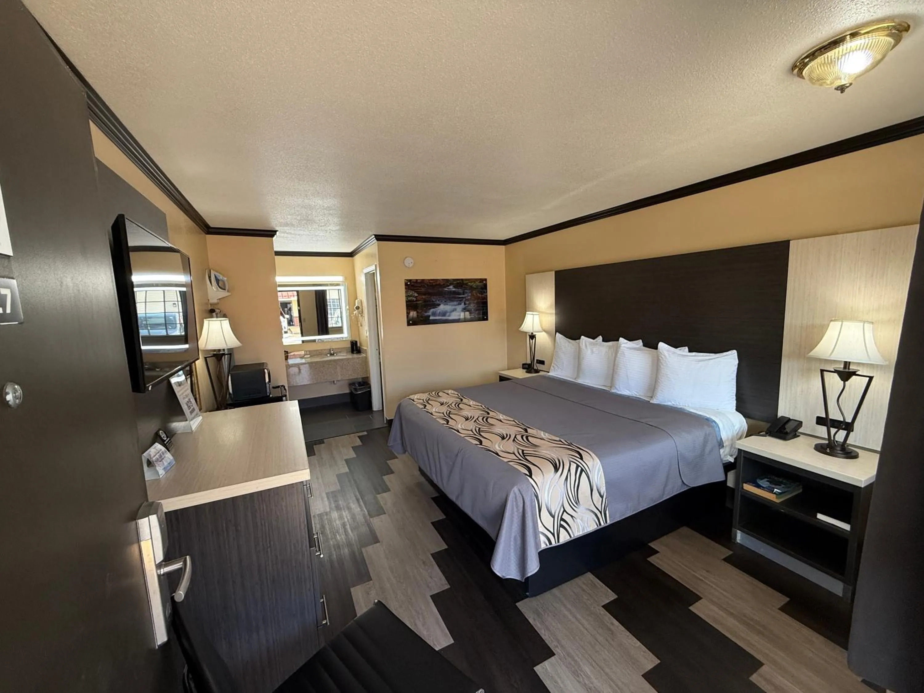 Bed in Regency 7 Motel