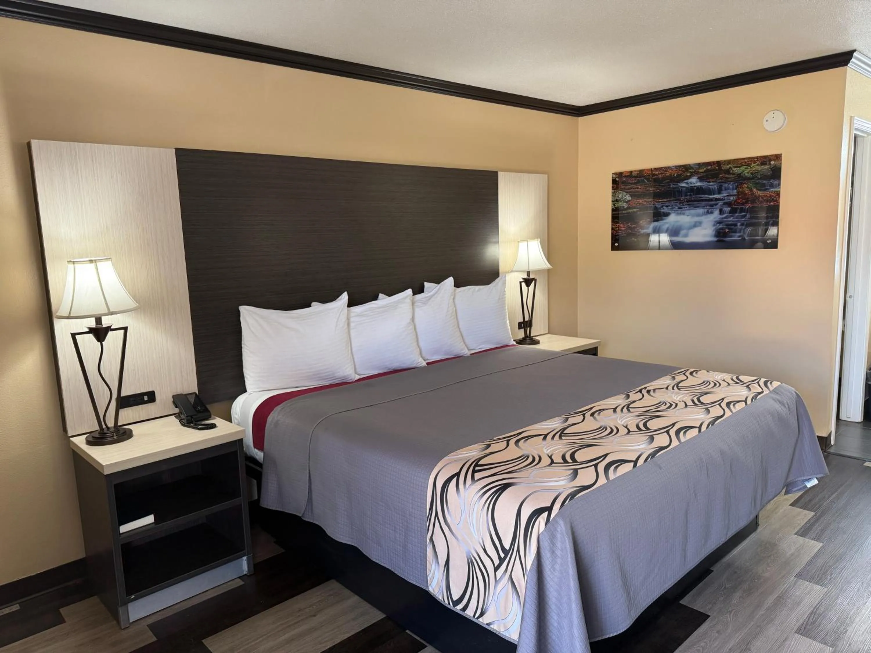 Bed in Regency 7 Motel