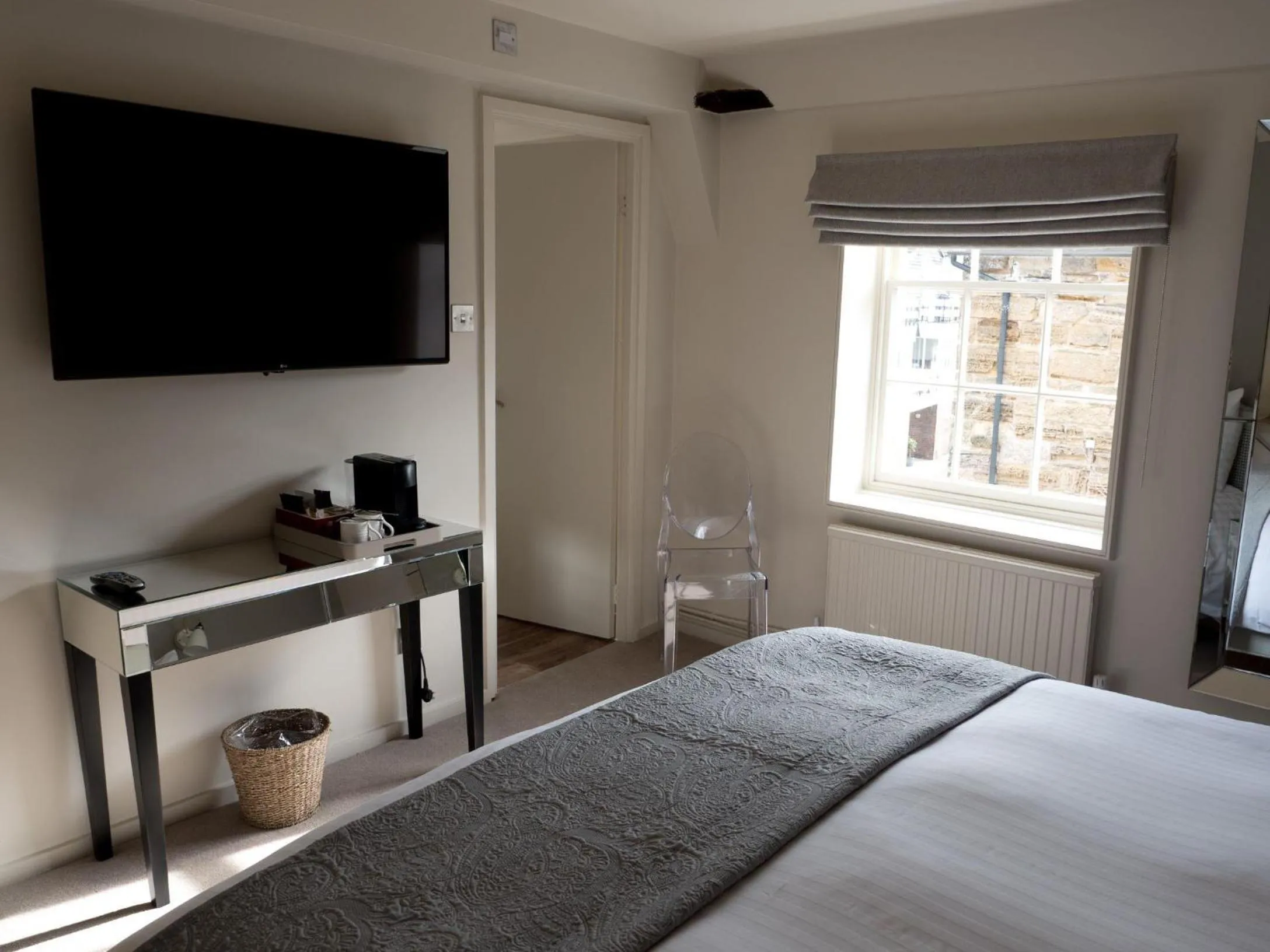 Photo of the whole room, Bed in The Ship Inn