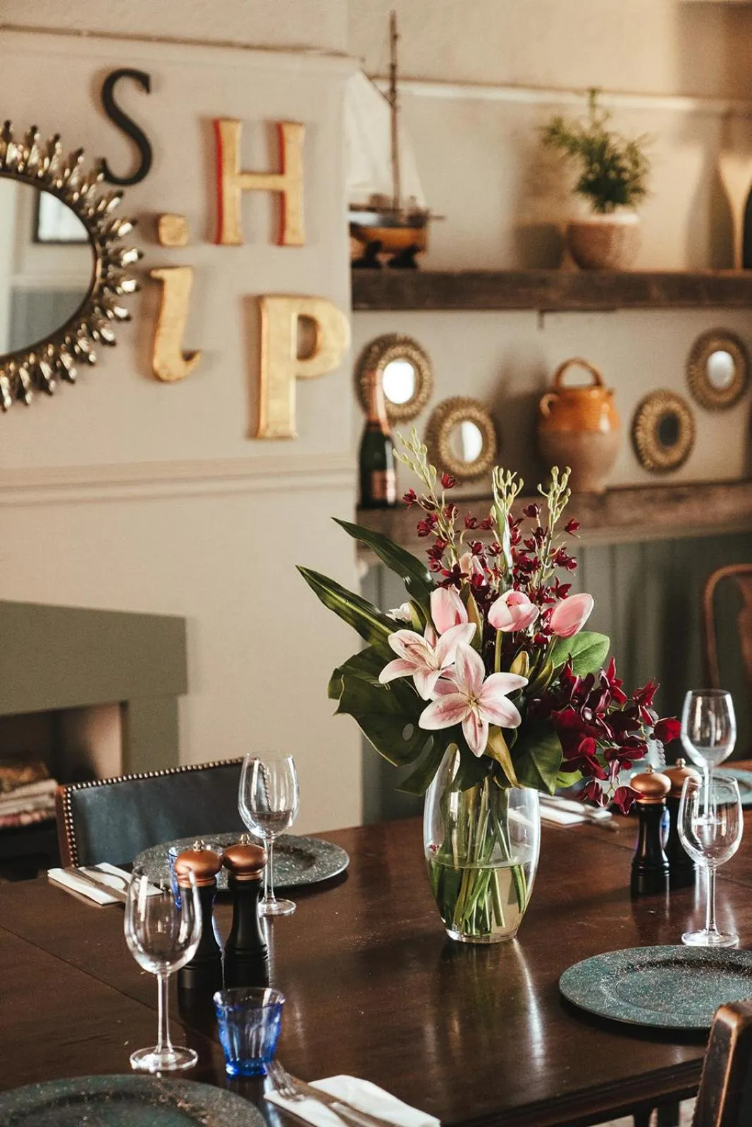 Restaurant/places to eat in The Ship Inn