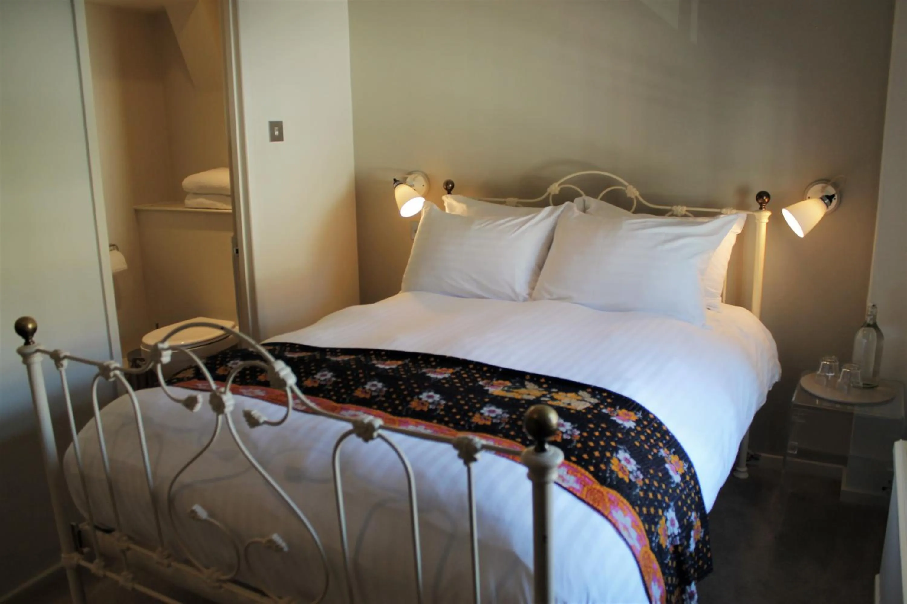 Photo of the whole room, Bed in The Ship Inn