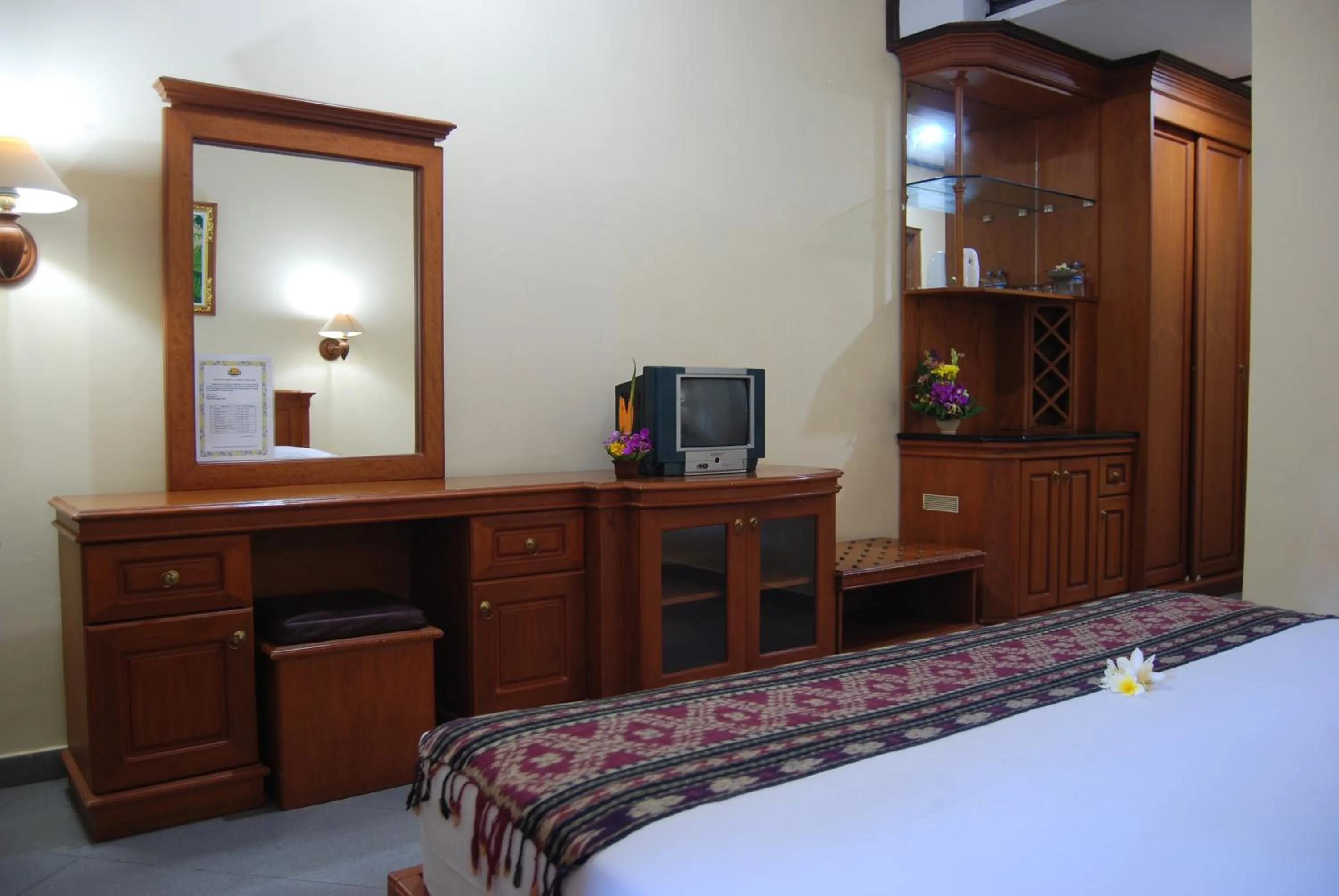 TV and multimedia, Bed in Stana Puri Gopa Hotel