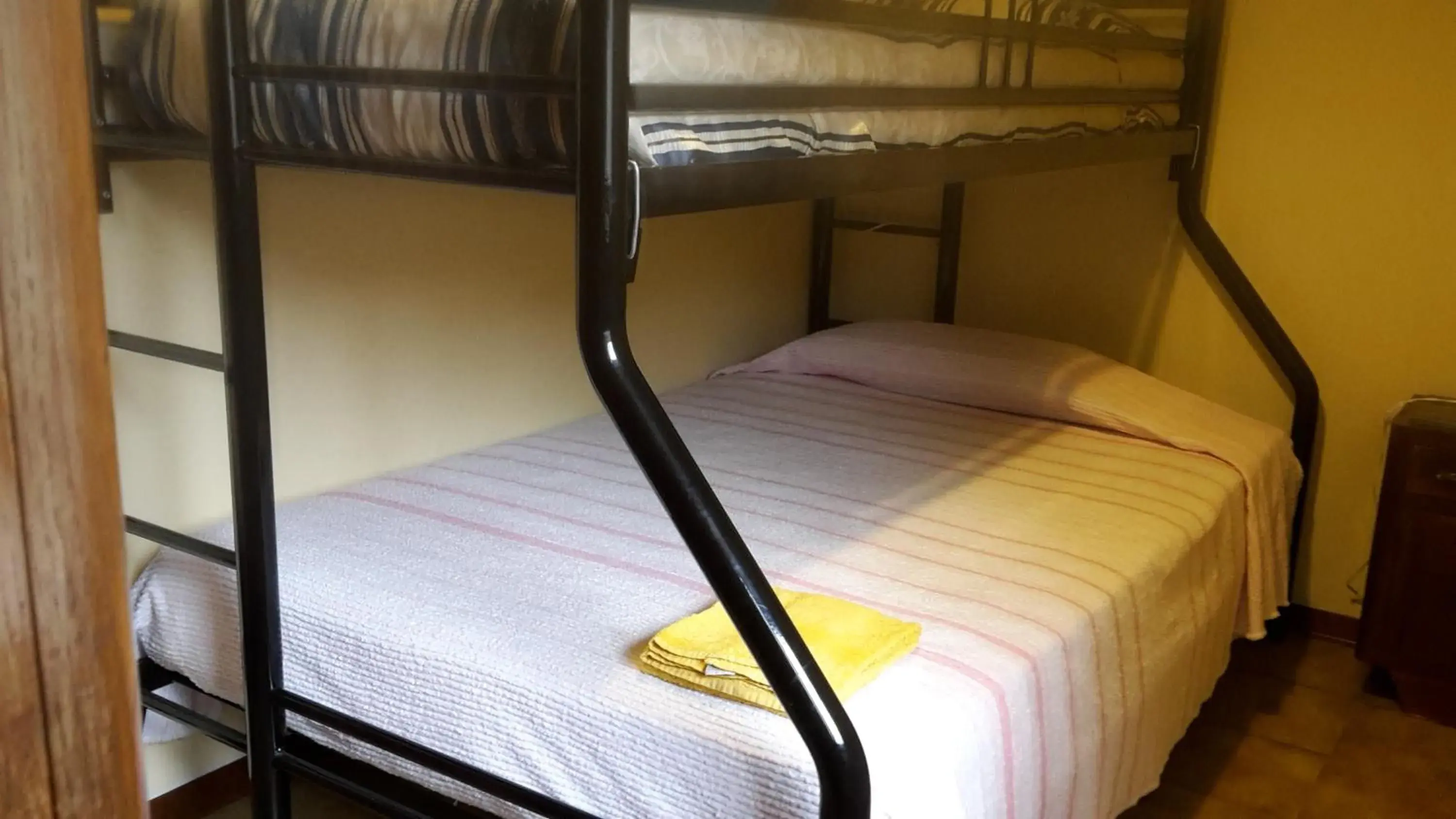 Small Twin Room with Shared Bathroom in Gessy's Small Twin Room with Shared Bathroom in Gessy's