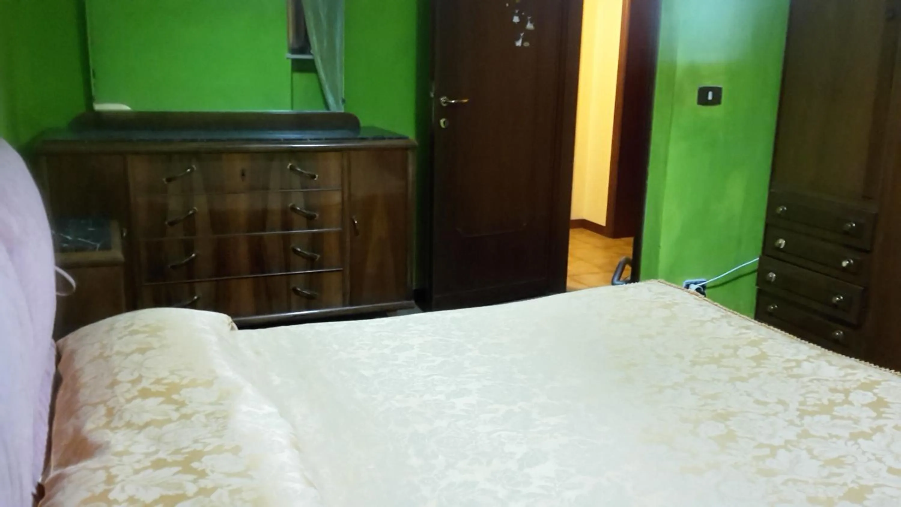 Bedroom, Bed in Gessy's