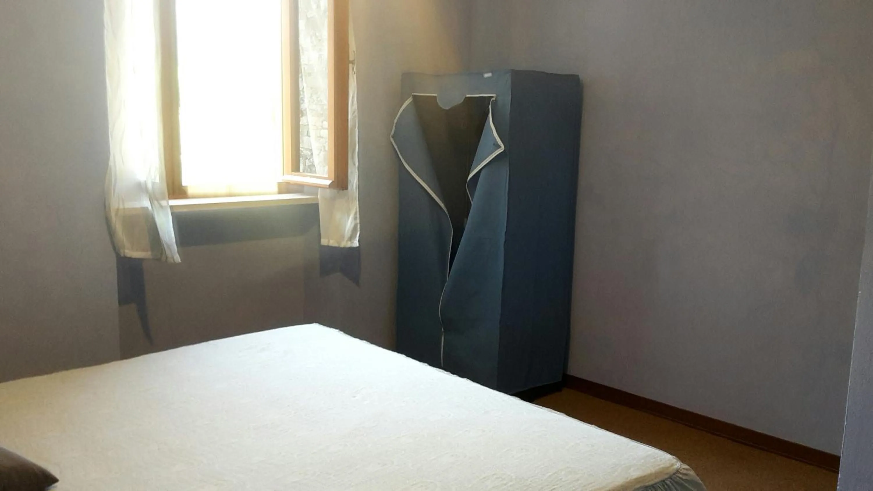 Photo of the whole room, Bed in Gessy's