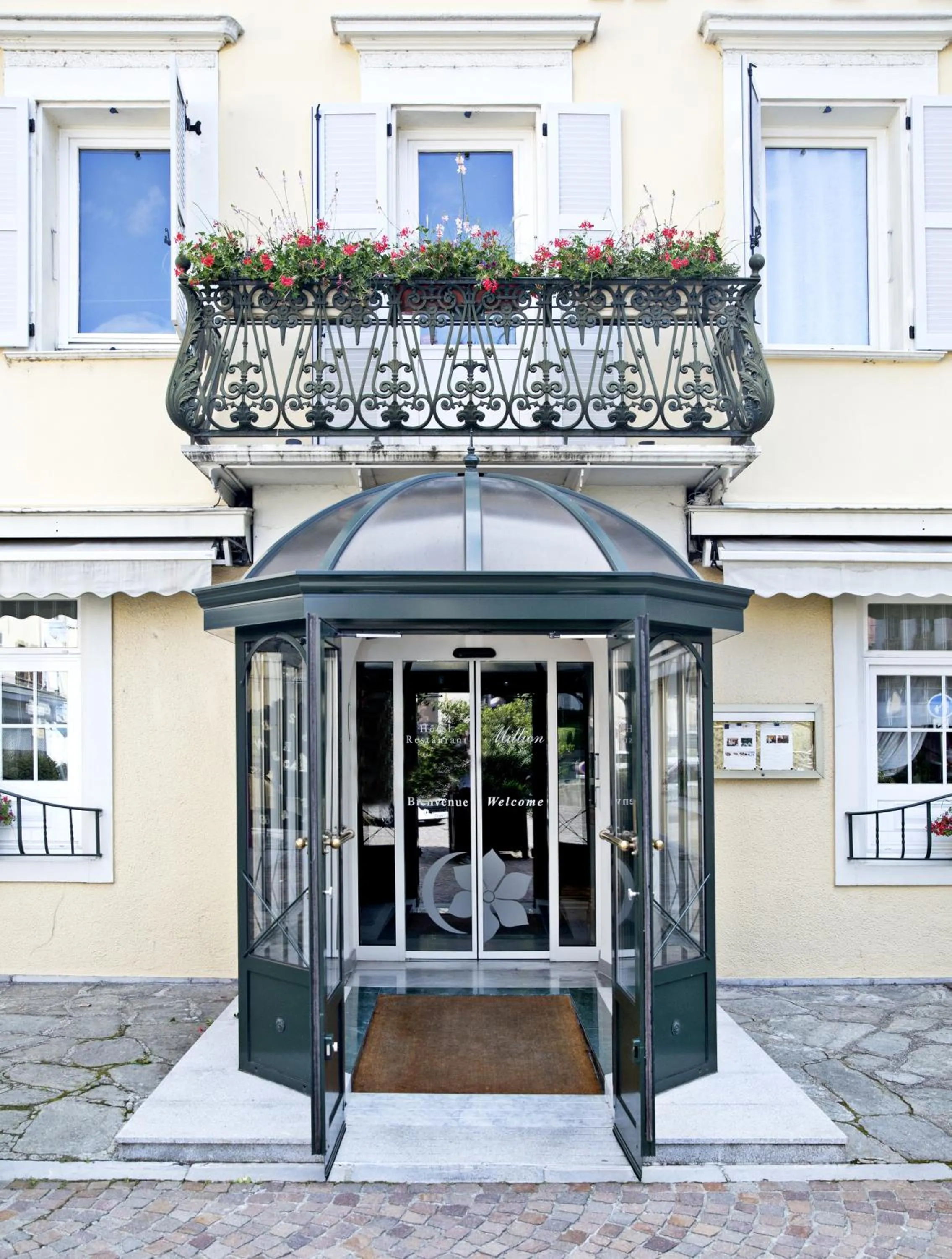 Property building in Hôtel Restaurant Million