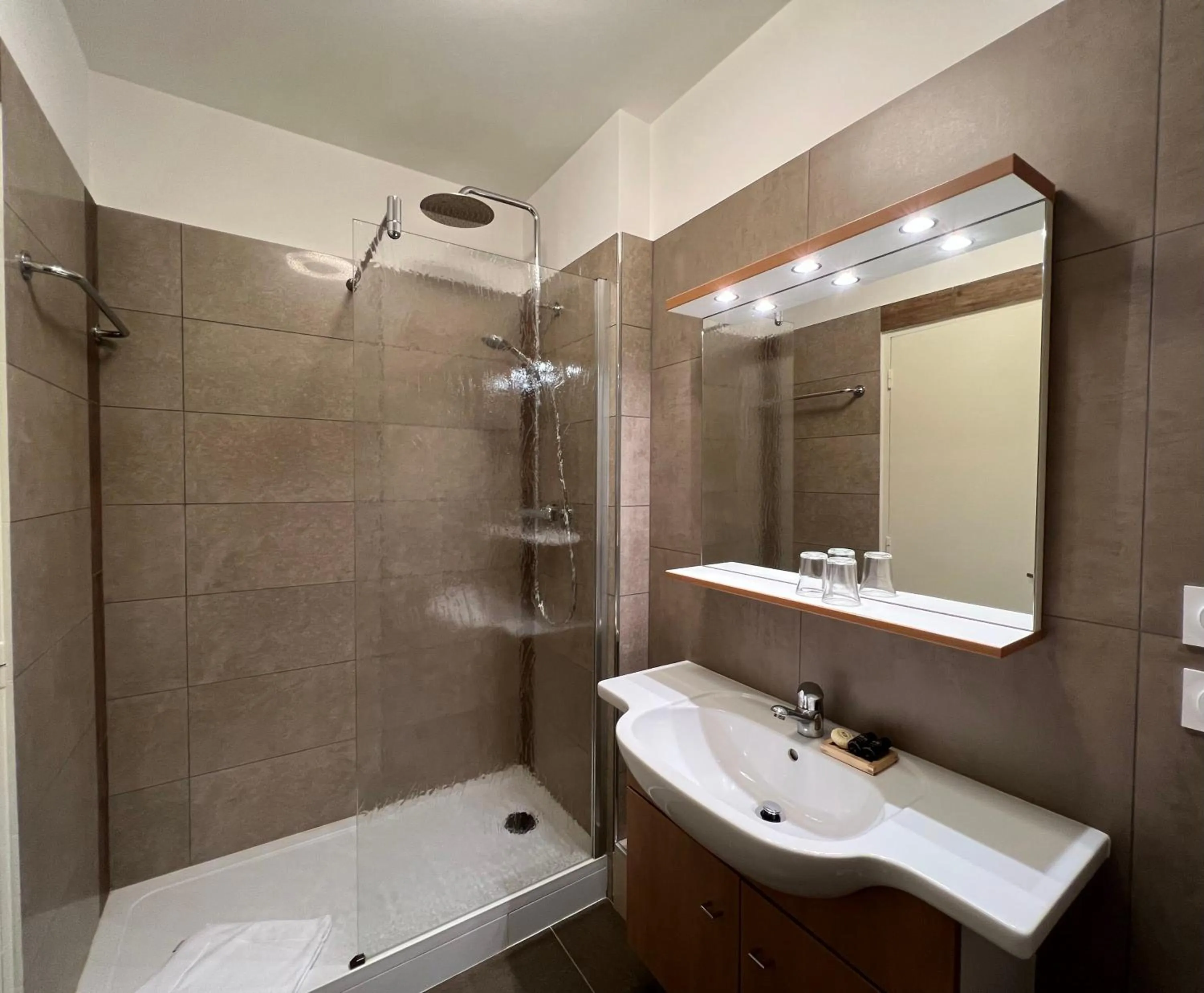 Shower in Hôtel Restaurant Million