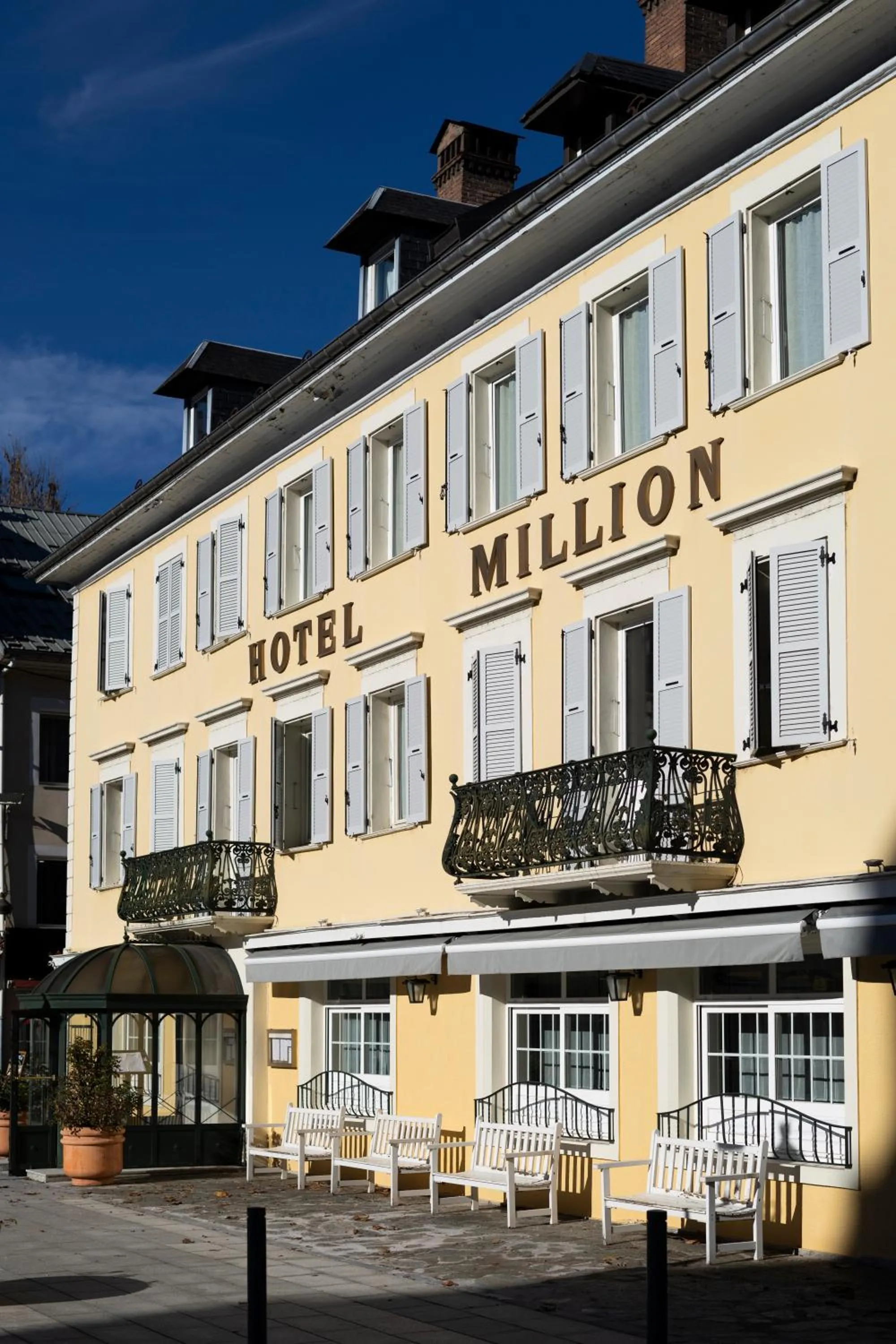 Property building in Hôtel Restaurant Million