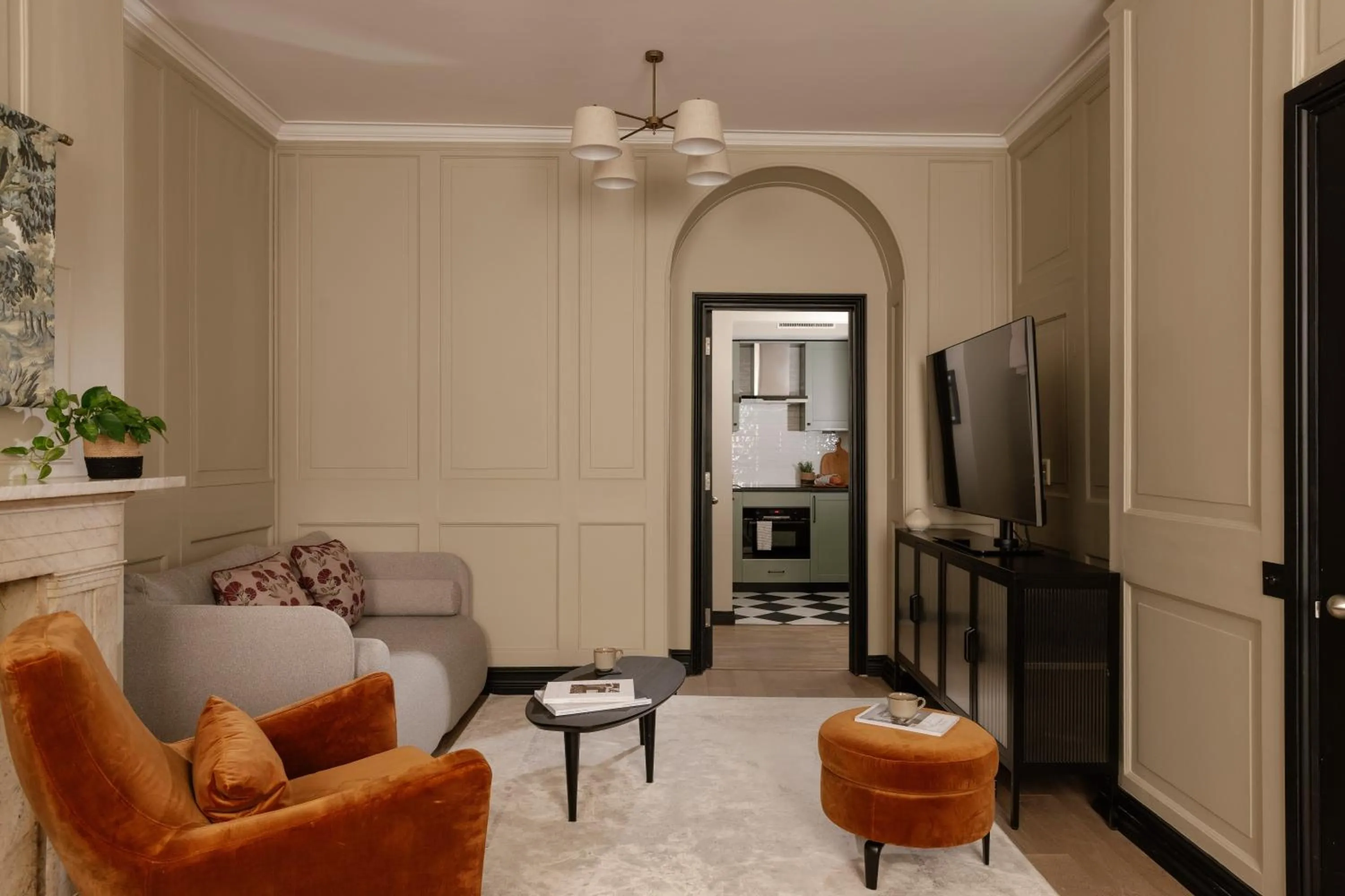 TV and multimedia in Native Kings Wardrobe, St Pauls