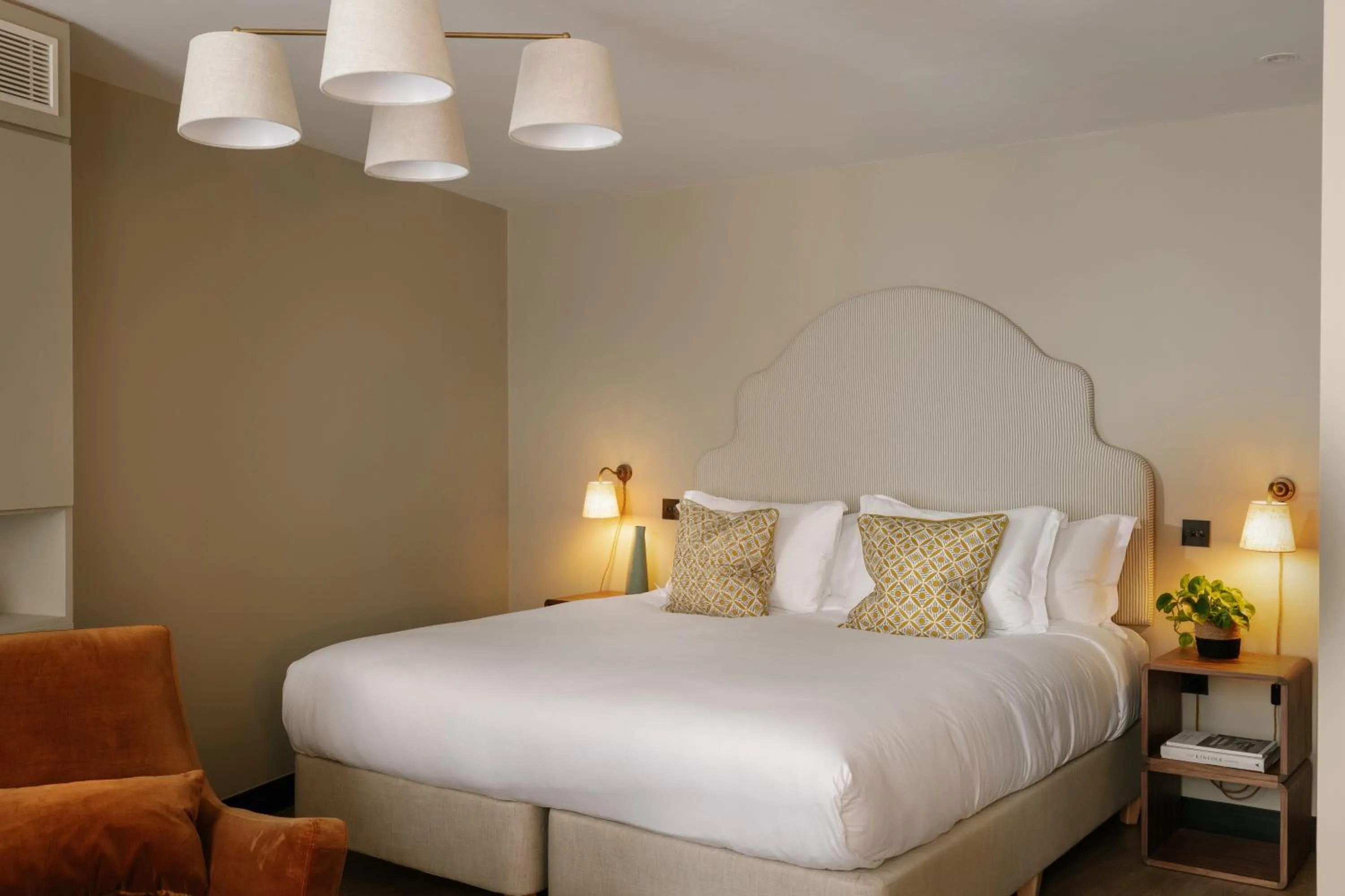 Bed in Native Kings Wardrobe, St Pauls