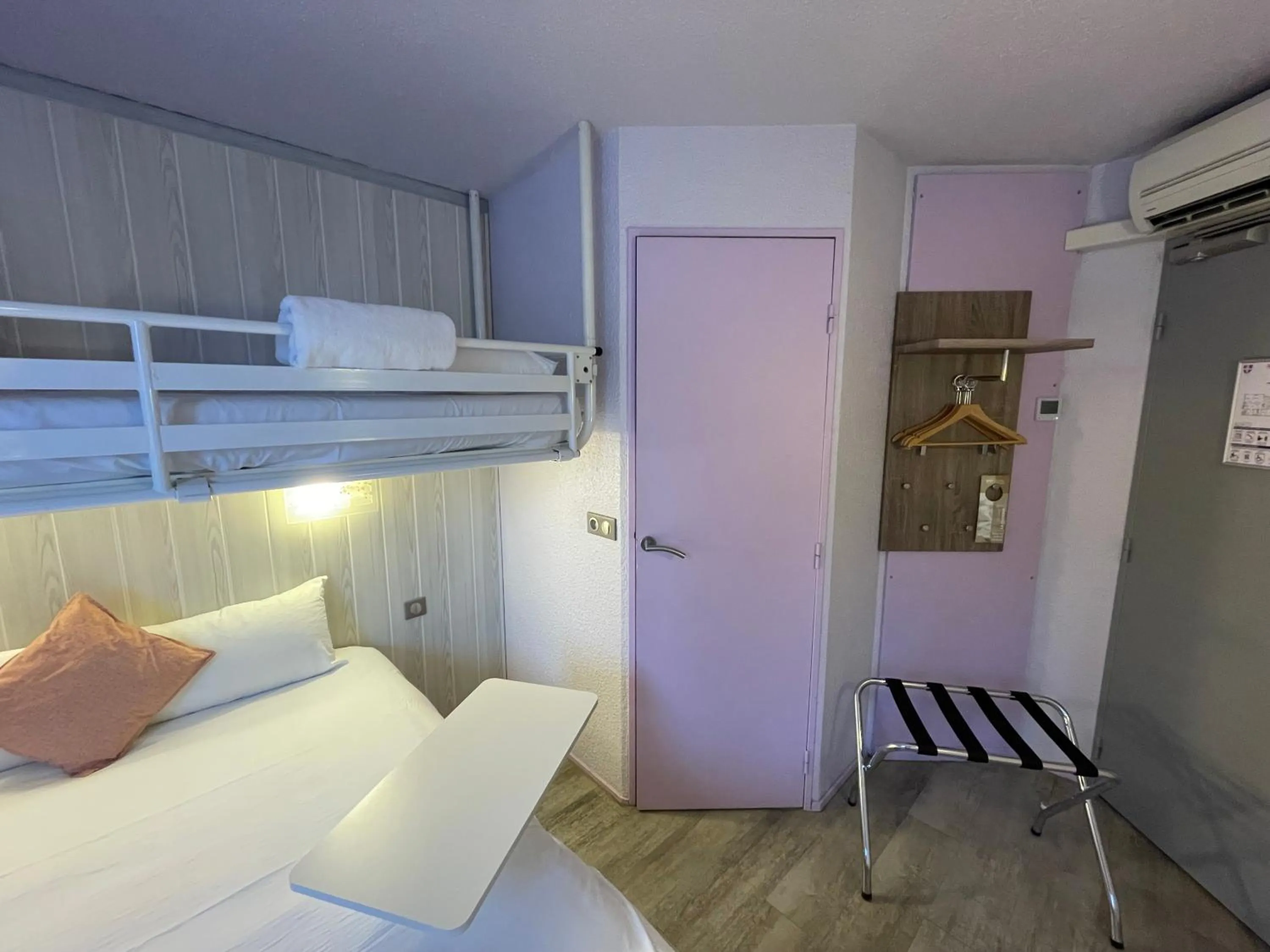 Photo of the whole room, Bed in Brit Hotel Chambery