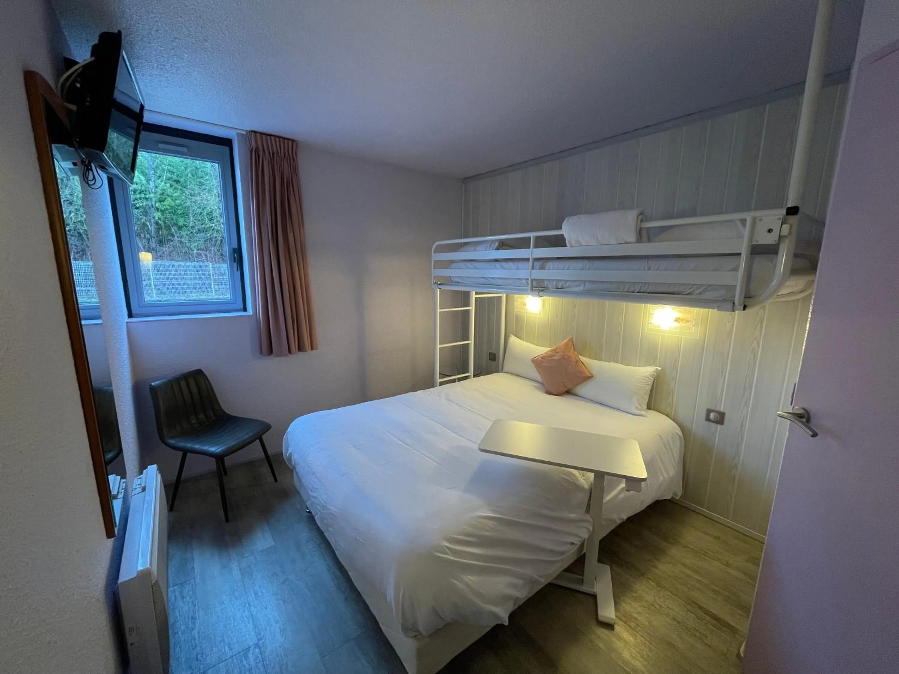 Photo of the whole room, Bed in Brit Hotel Chambery