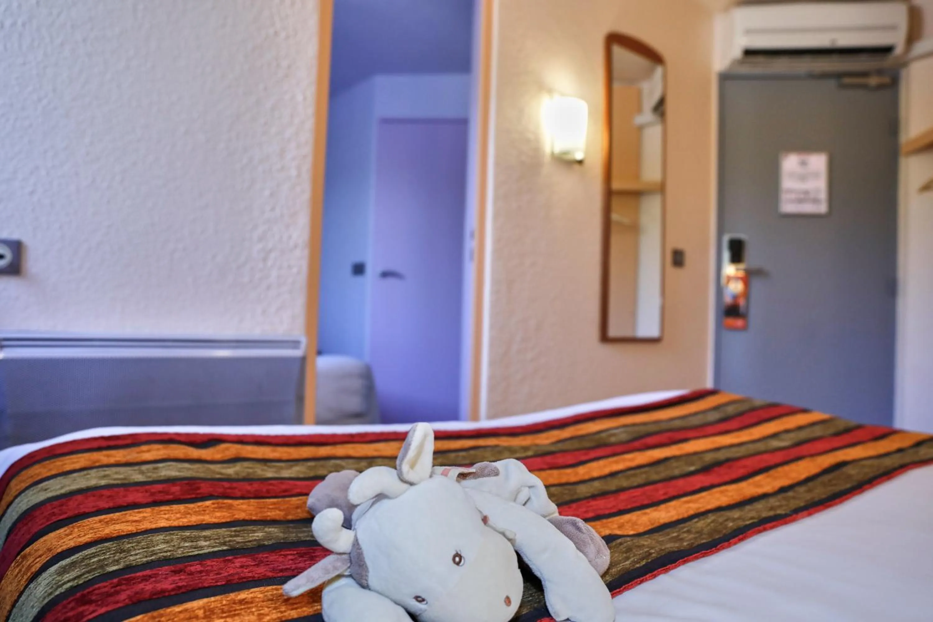 Bedroom, Bed in Brit Hotel Chambery