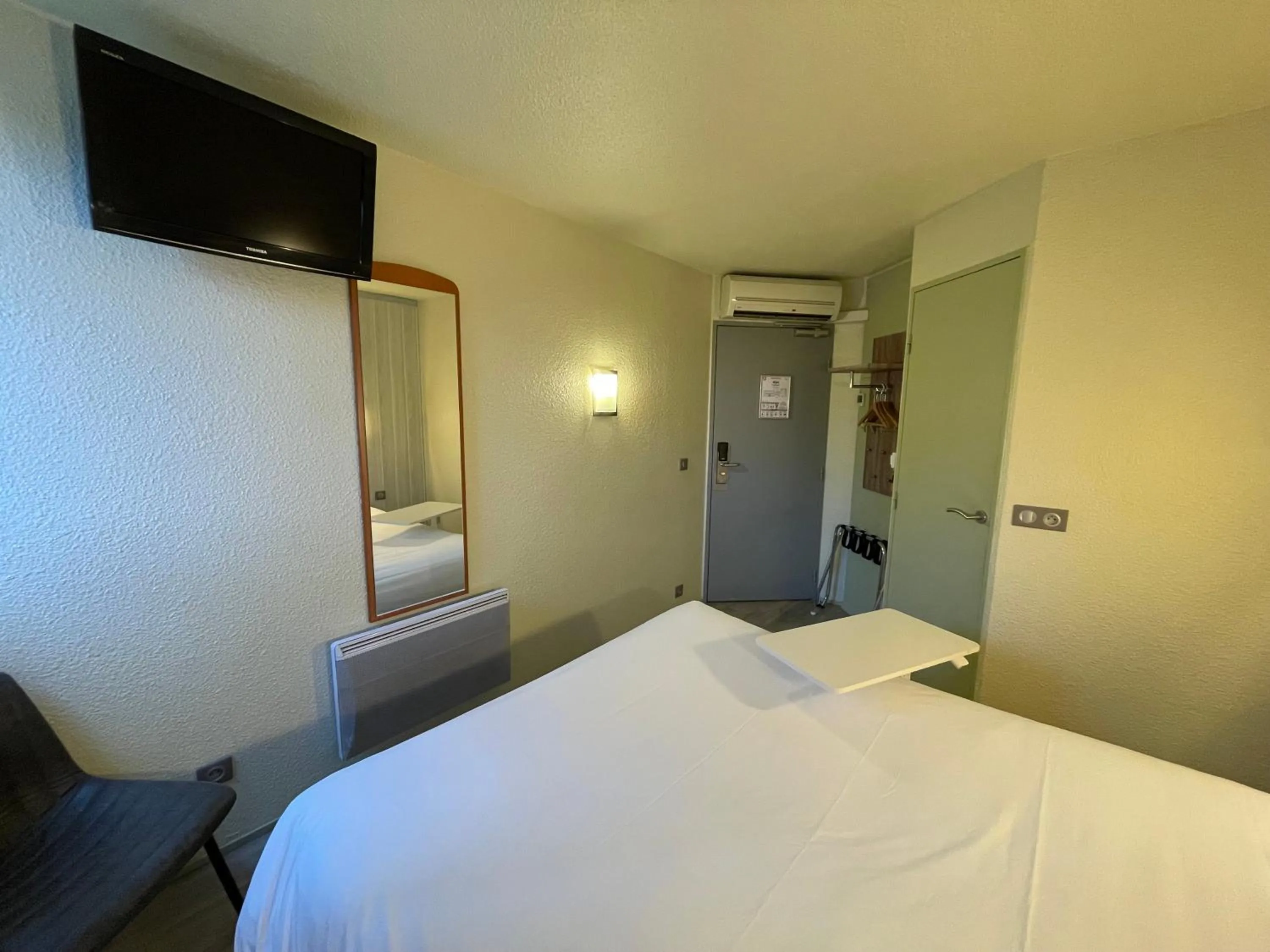 Photo of the whole room, Bed in Brit Hotel Chambery