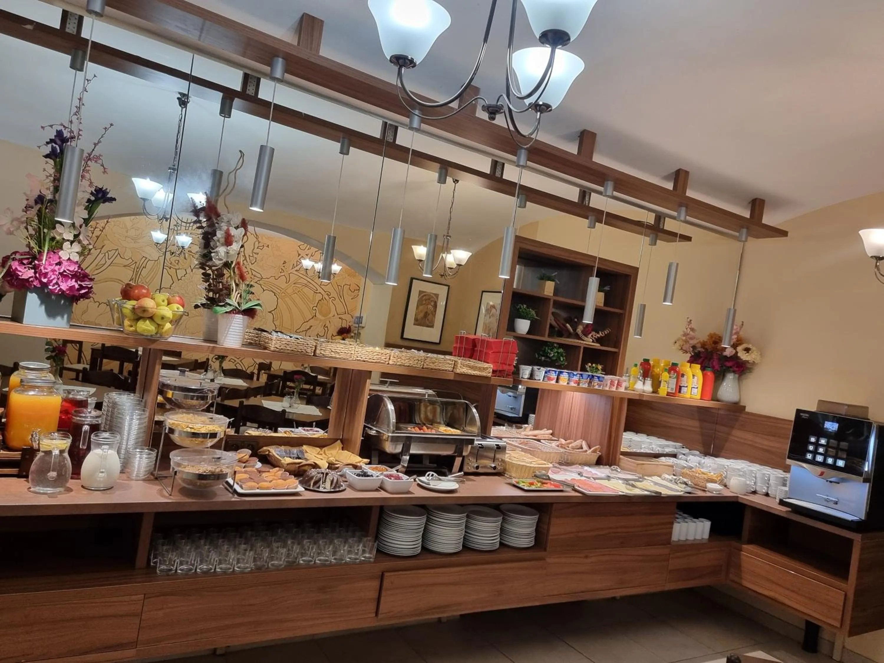 Restaurant/places to eat in Hotel Klara