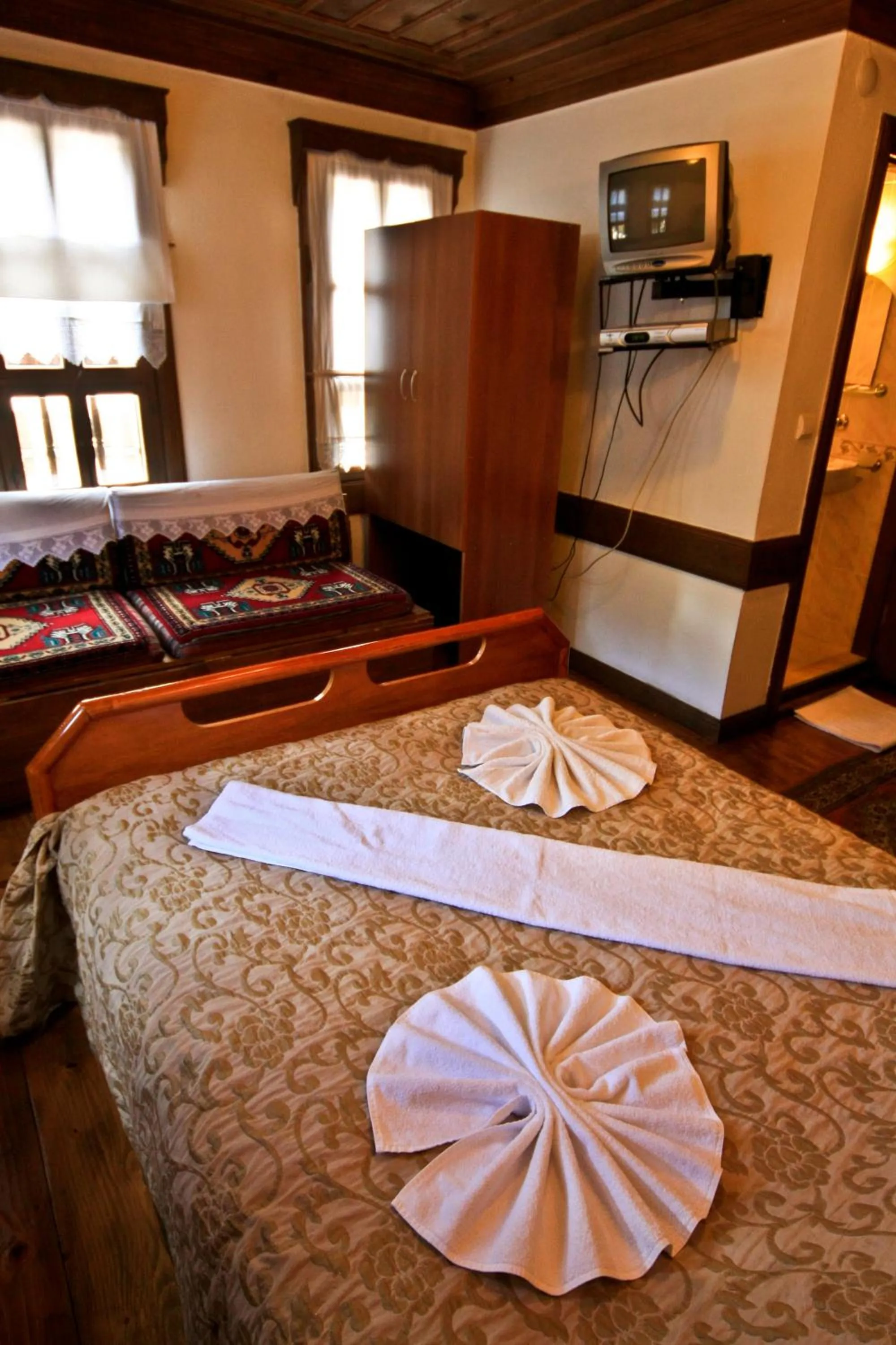 Bed in Cakiroglu Konak