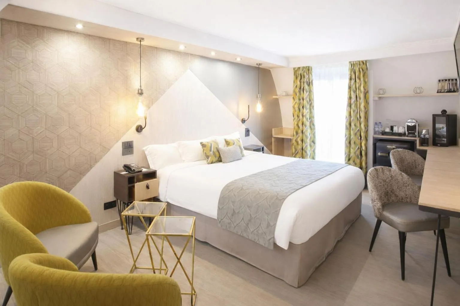 Bed in Best Western Plus Opéra Batignolles