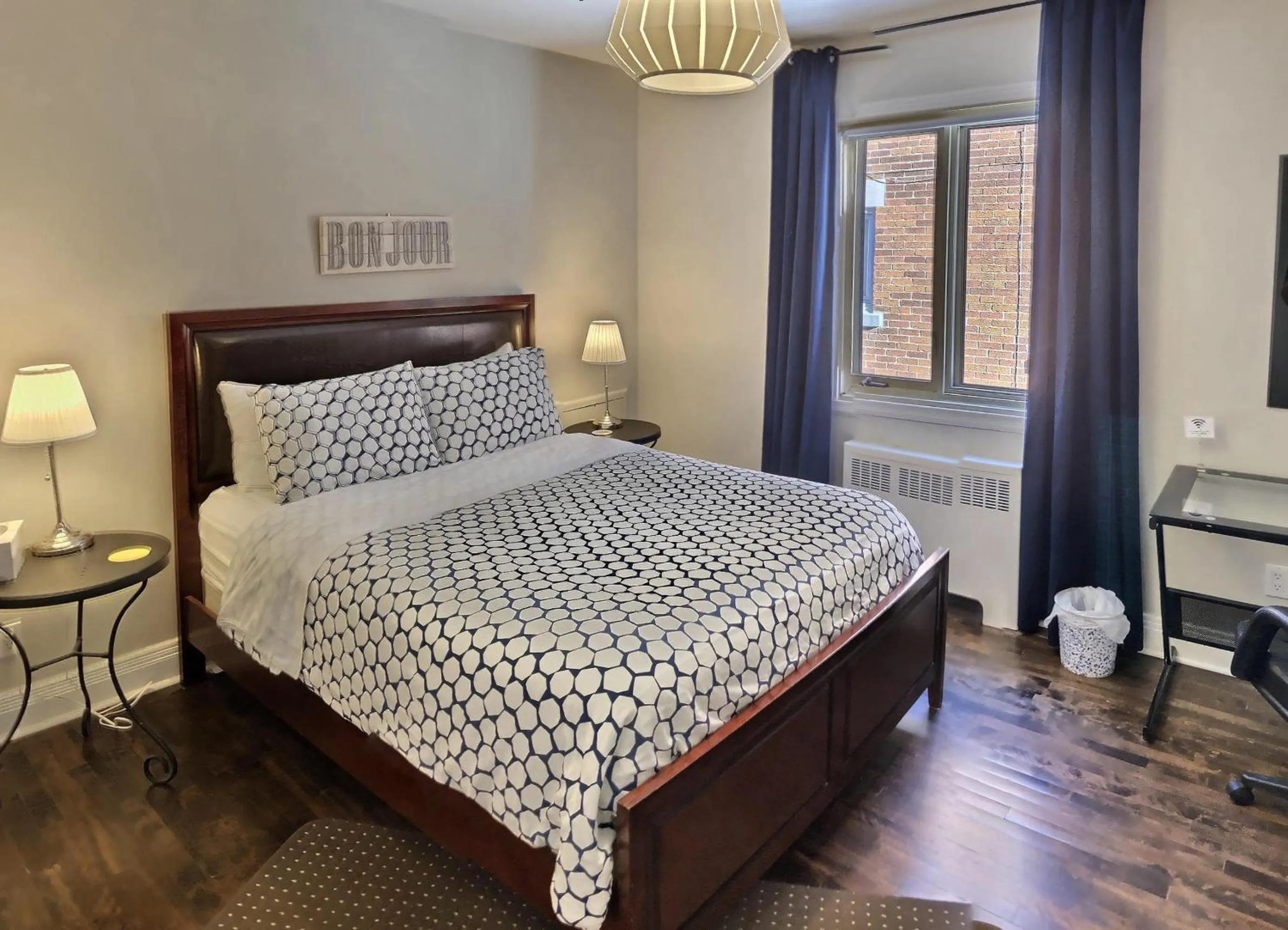 Bed in Gite du Survenant Montreal