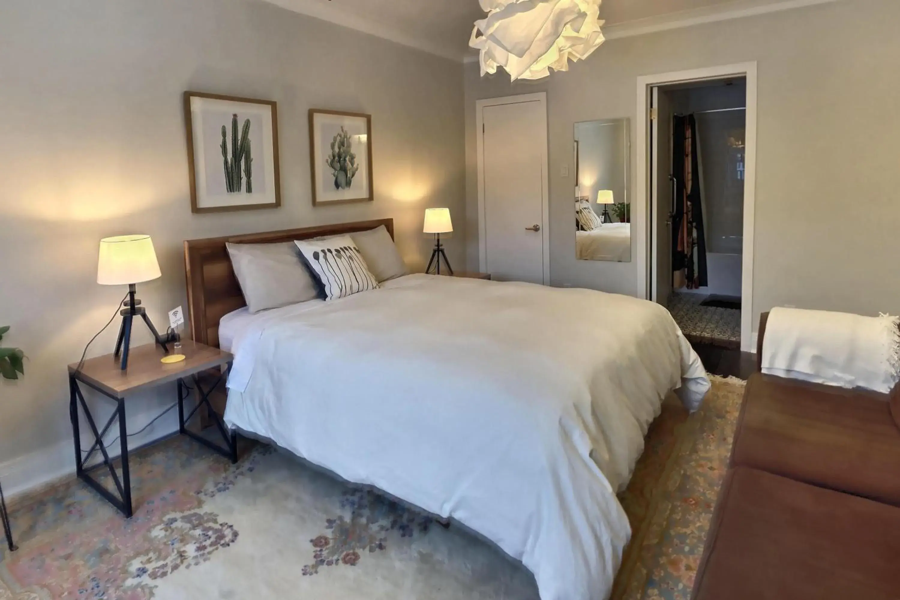 Superior Queen Room in Gite du Survenant Montreal Superior Queen Room in Gite du Survenant Montreal