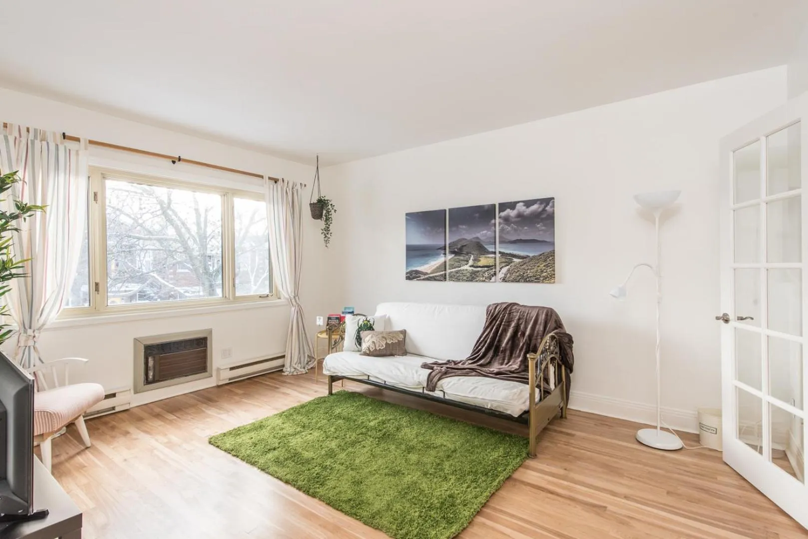 Communal lounge/ TV room, Bed in Gite du Survenant Montreal