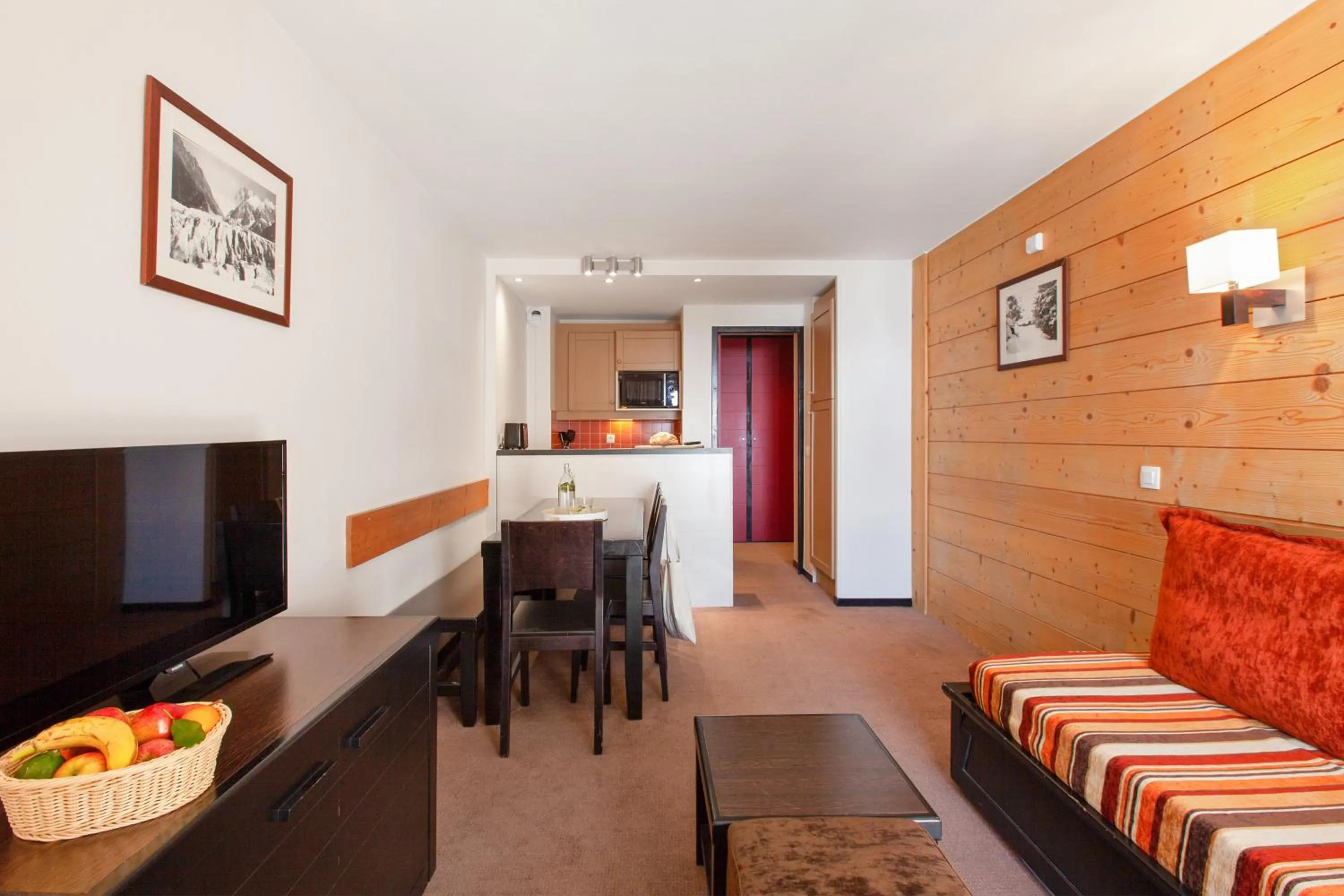 Communal lounge/ TV room in Résidence Pierre & Vacances Le Tikal