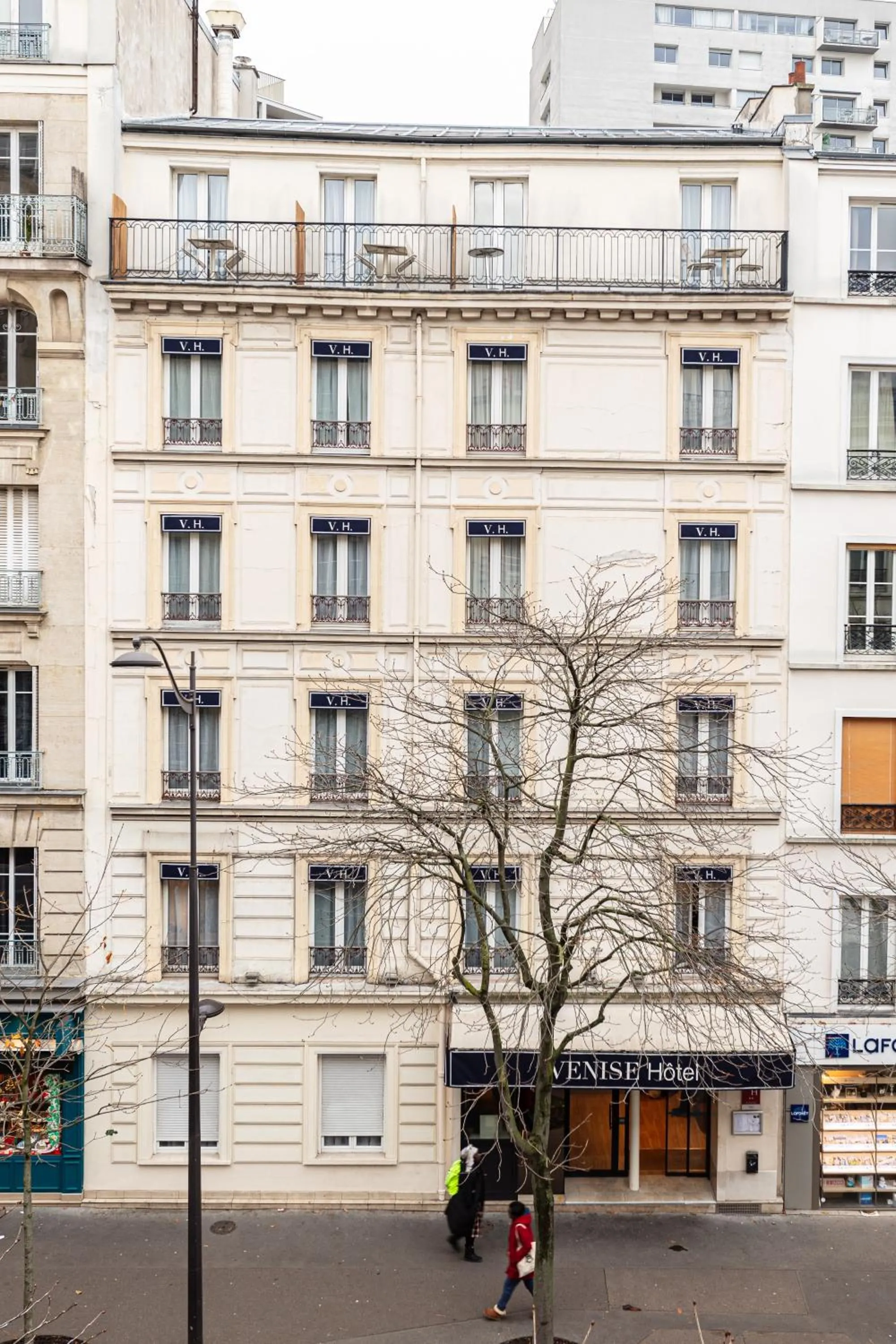 Property building in Hôtel De Venise