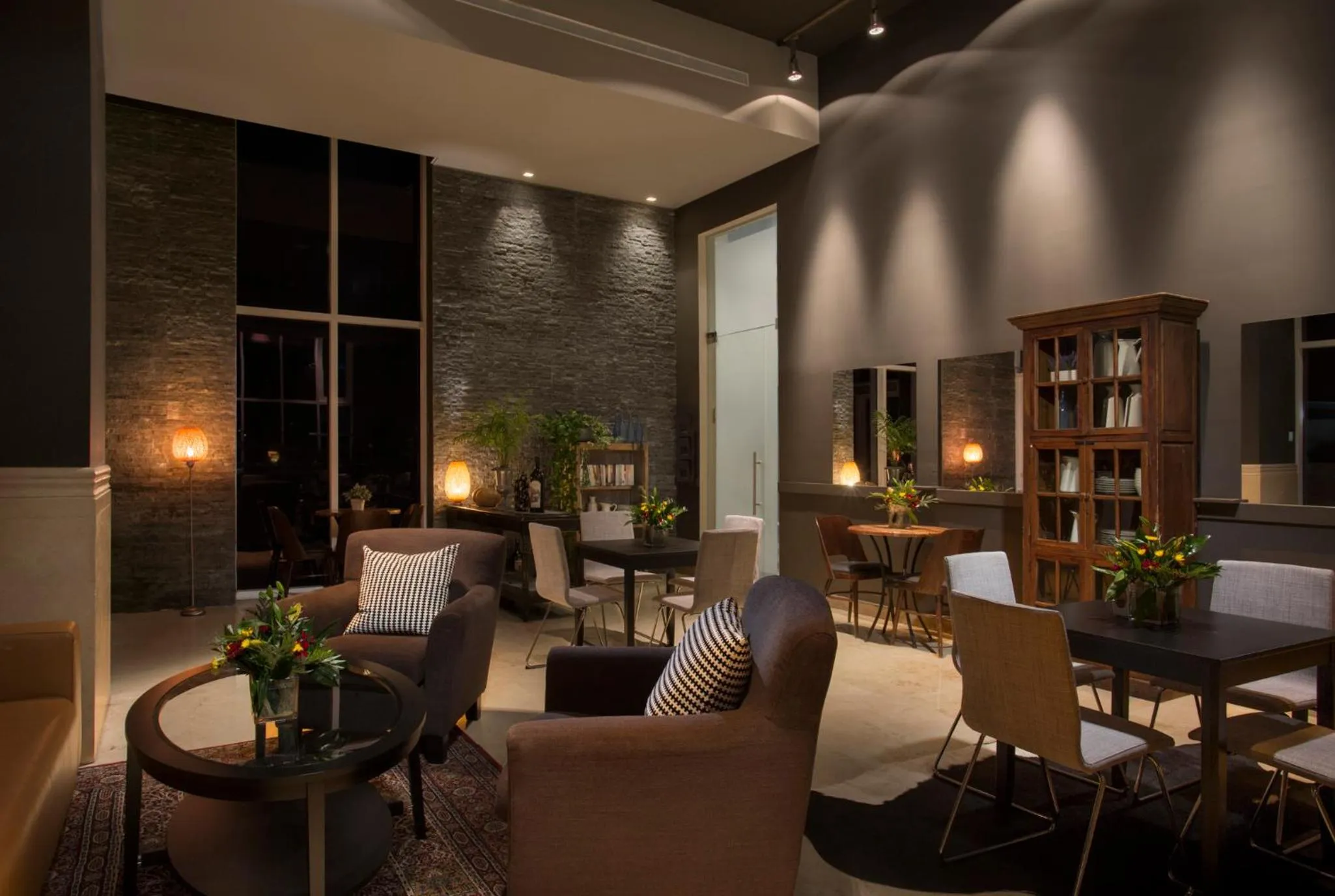 Lounge or bar in Island Luxurious Suites Hotel and Spa