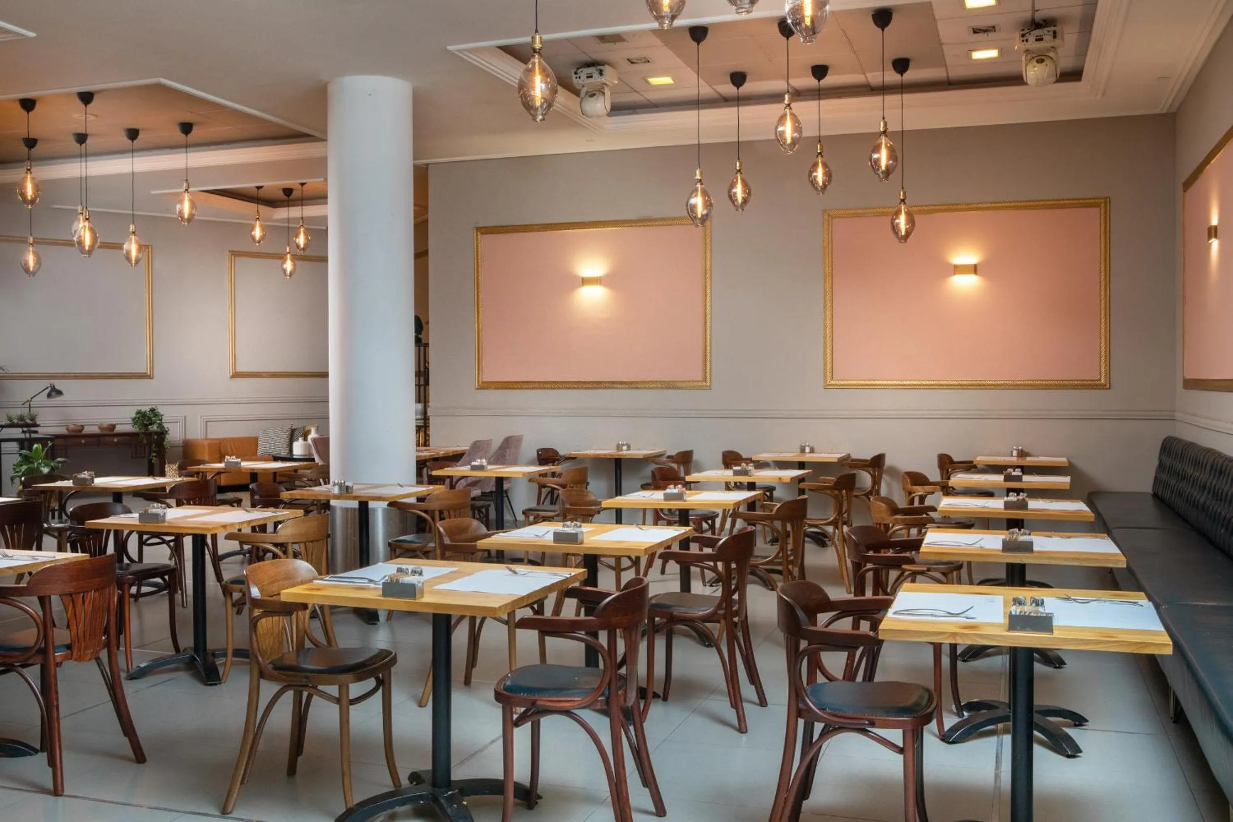 Restaurant/places to eat in Island Luxurious Suites Hotel and Spa