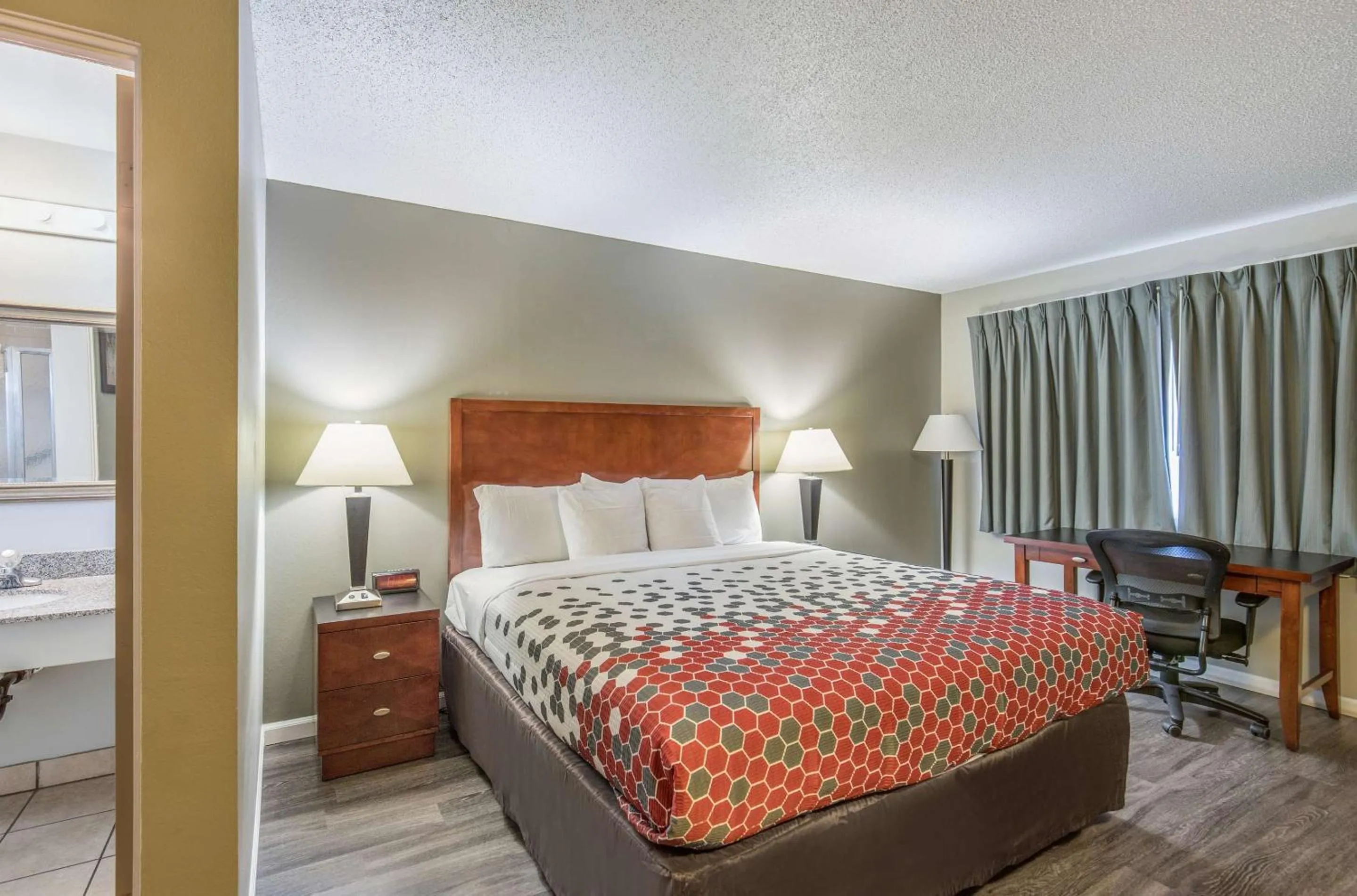 Bedroom, Bed in Econo Lodge Inn & Suites Yreka