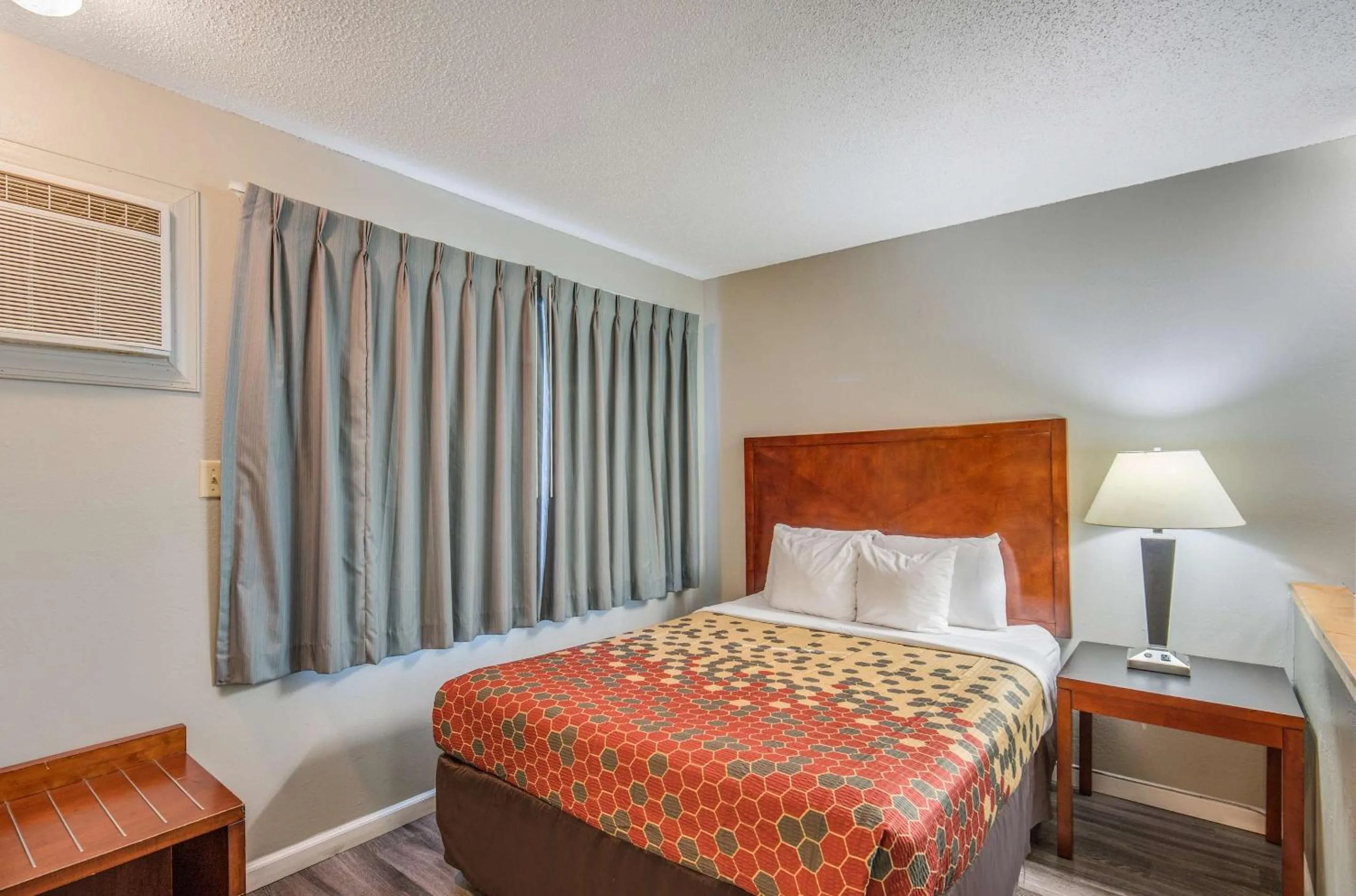 Bedroom, Bed in Econo Lodge Inn & Suites Yreka