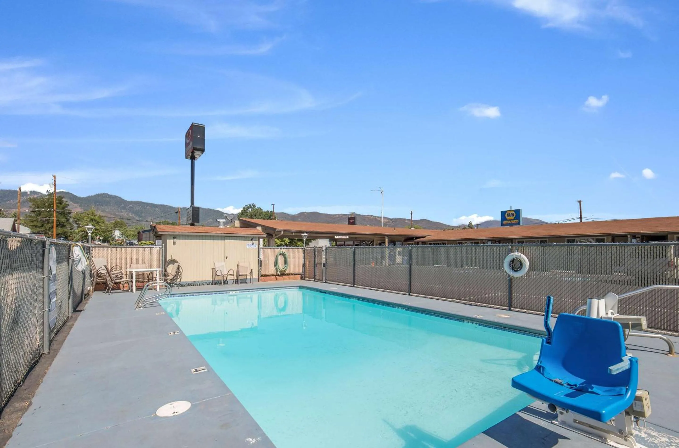 Swimming pool in Econo Lodge Inn & Suites Yreka