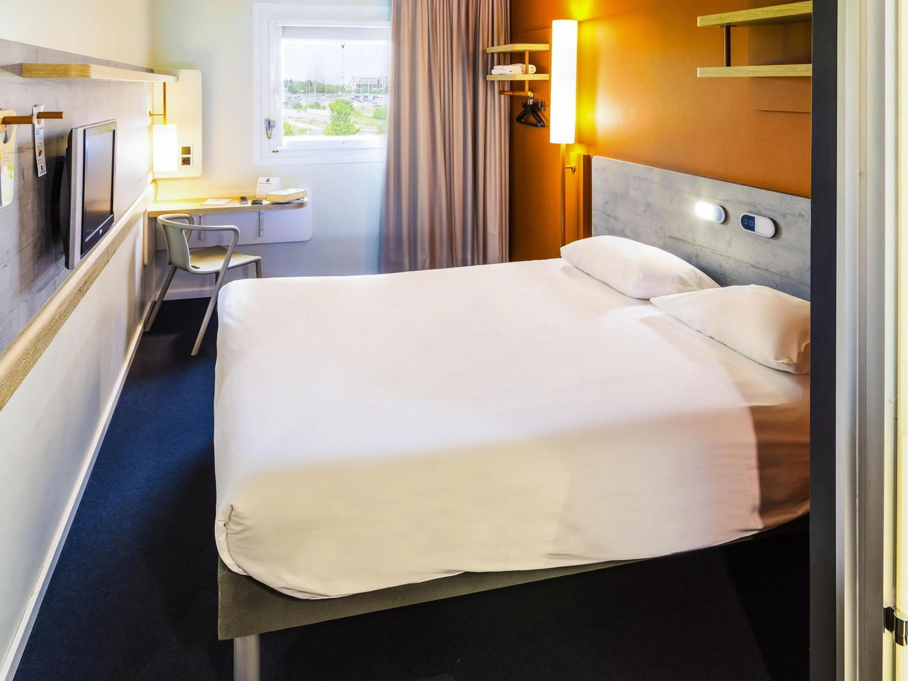 Bedroom, Bed in ibis Budget Luxembourg Aeroport