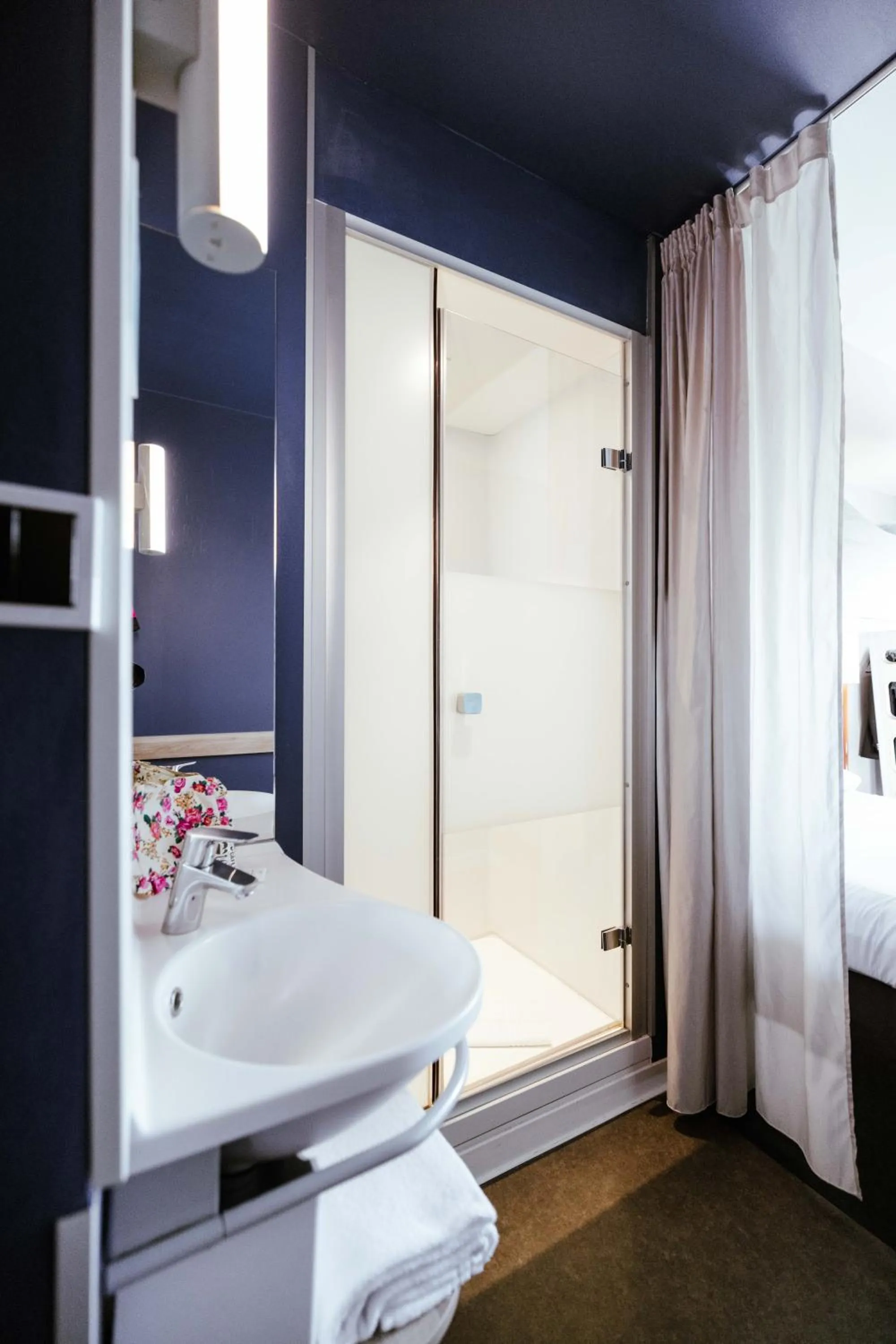 Shower, Bed in ibis Budget Luxembourg Aeroport