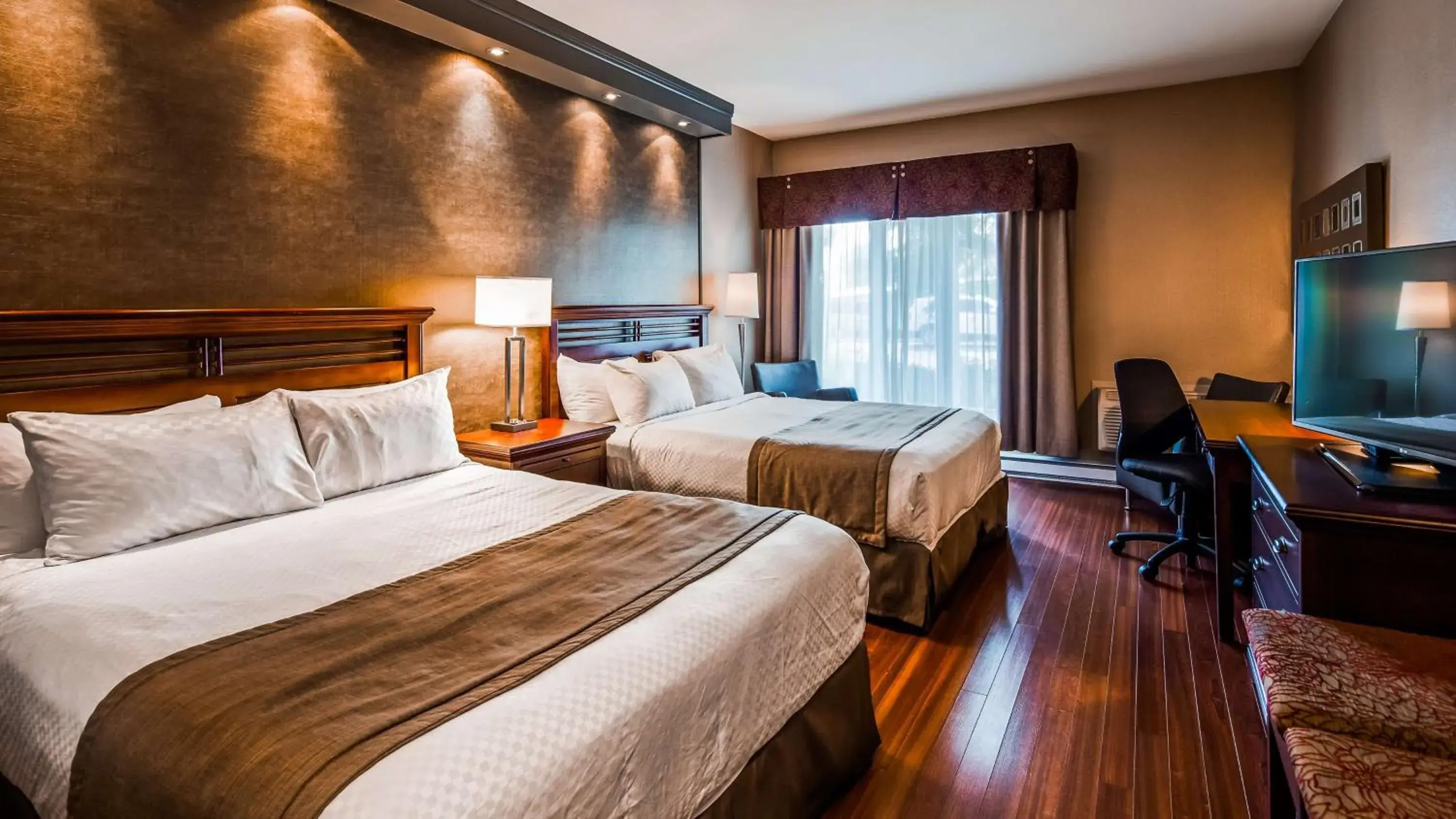 Signature Queen Room with Two Queen Beds and Patio in Best Western Premier Hotel Aristocrate Signature Queen Room with Two Queen Beds and Patio in Best Western Premier Hotel Aristocrate