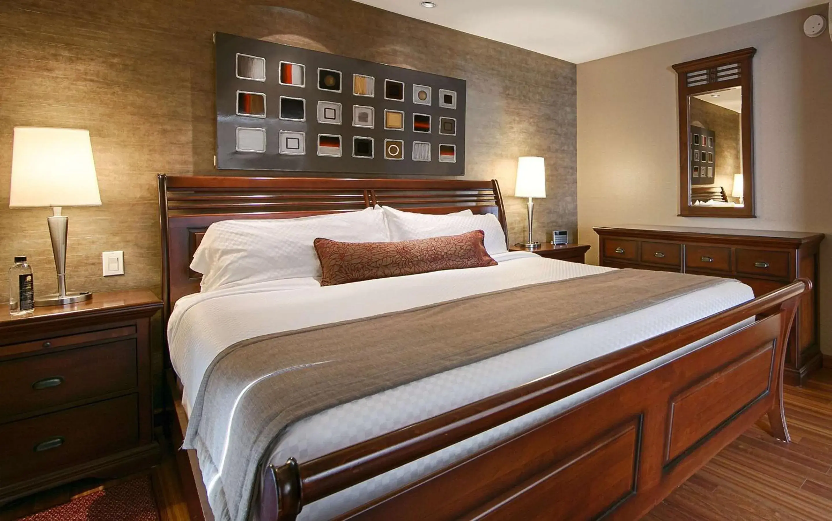 Premium Large King Room with Balcony and Whirlpool in Best Western Premier Hotel Aristocrate Premium Large King Room with Balcony and Whirlpool in Best Western Premier Hotel Aristocrate