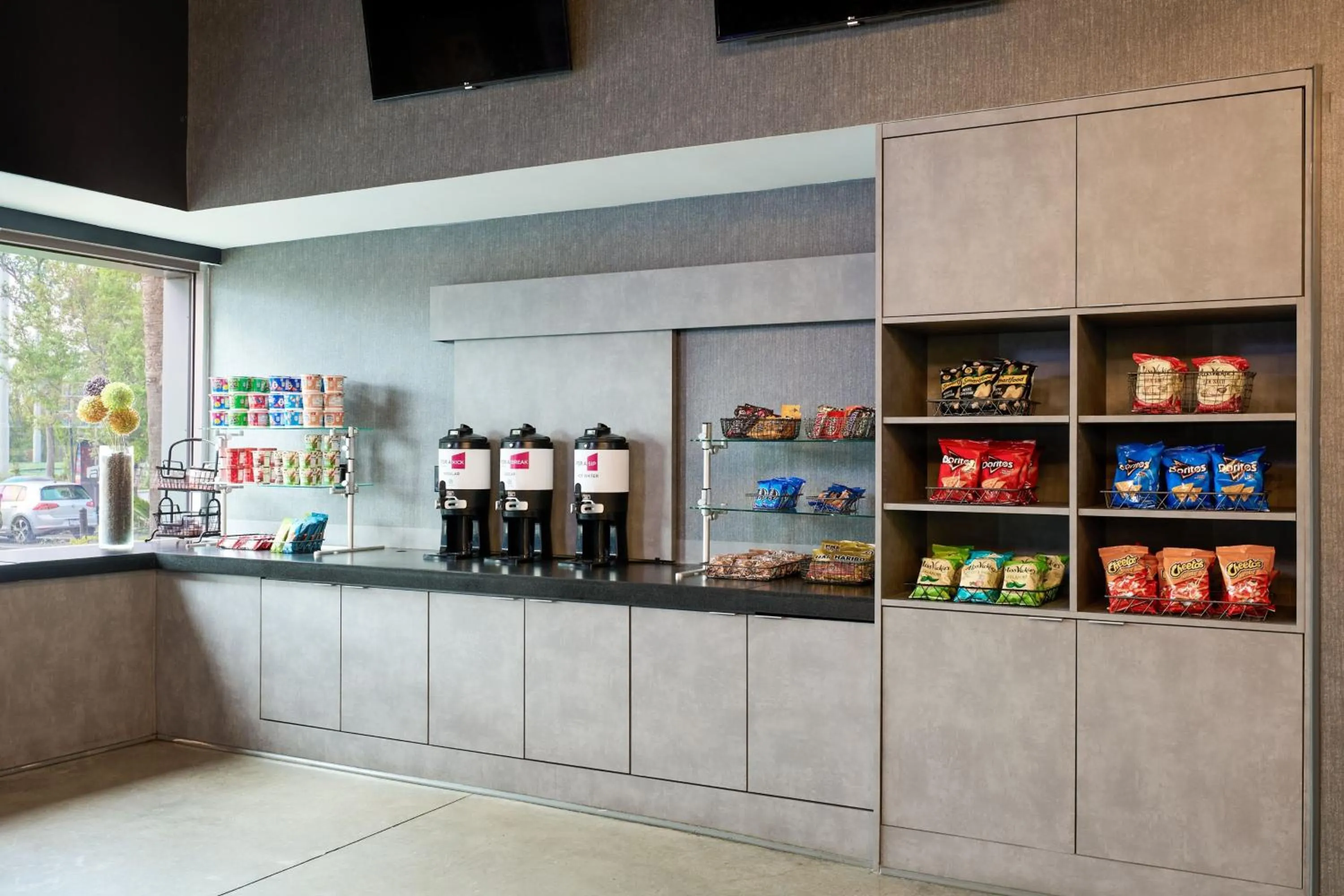 Restaurant/places to eat in Aloft Charleston Airport and Convention Center