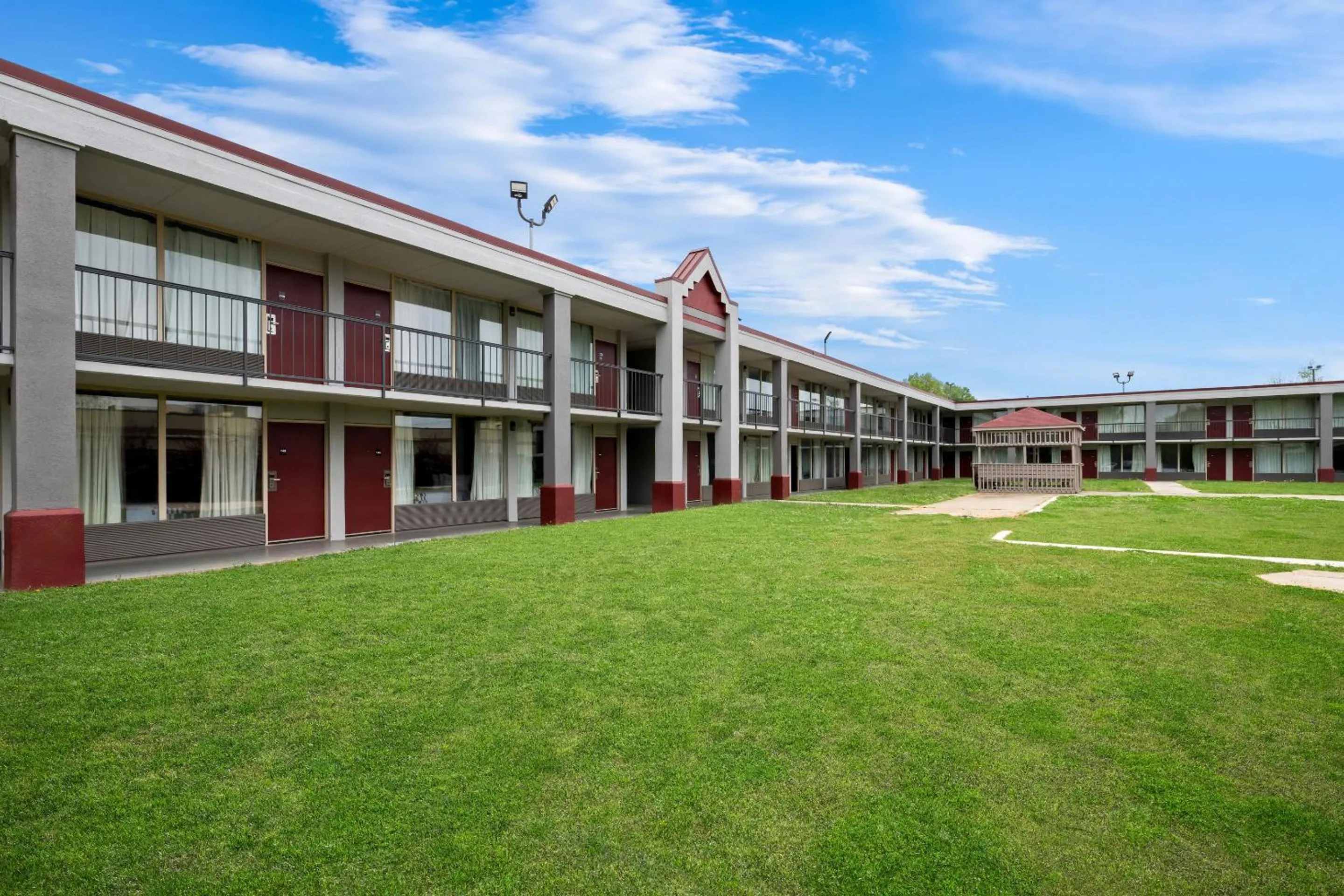Inner courtyard view in Red Roof Inn Charlotte - Airport