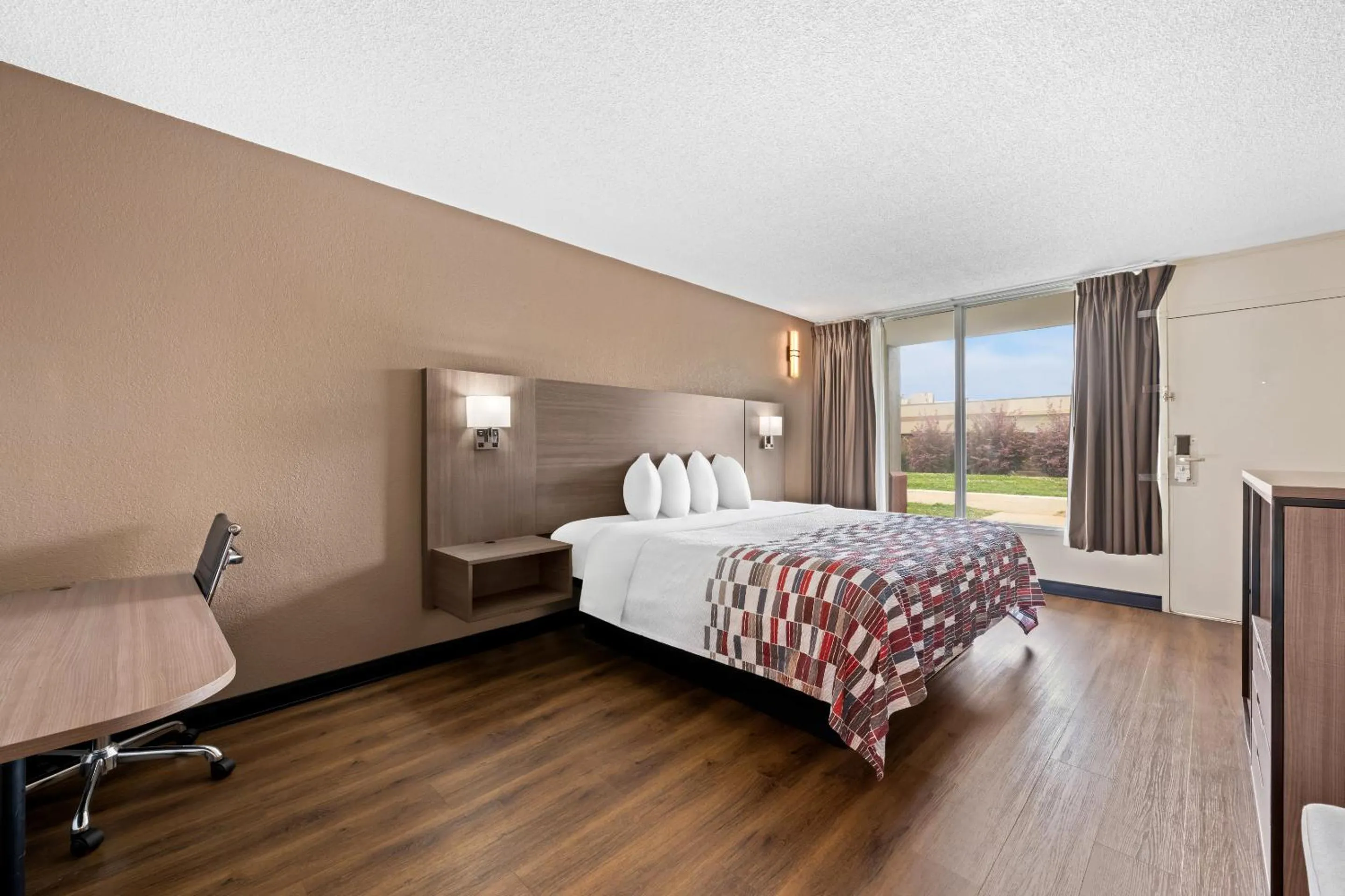 Photo of the whole room, Bed in Red Roof Inn Charlotte - Airport