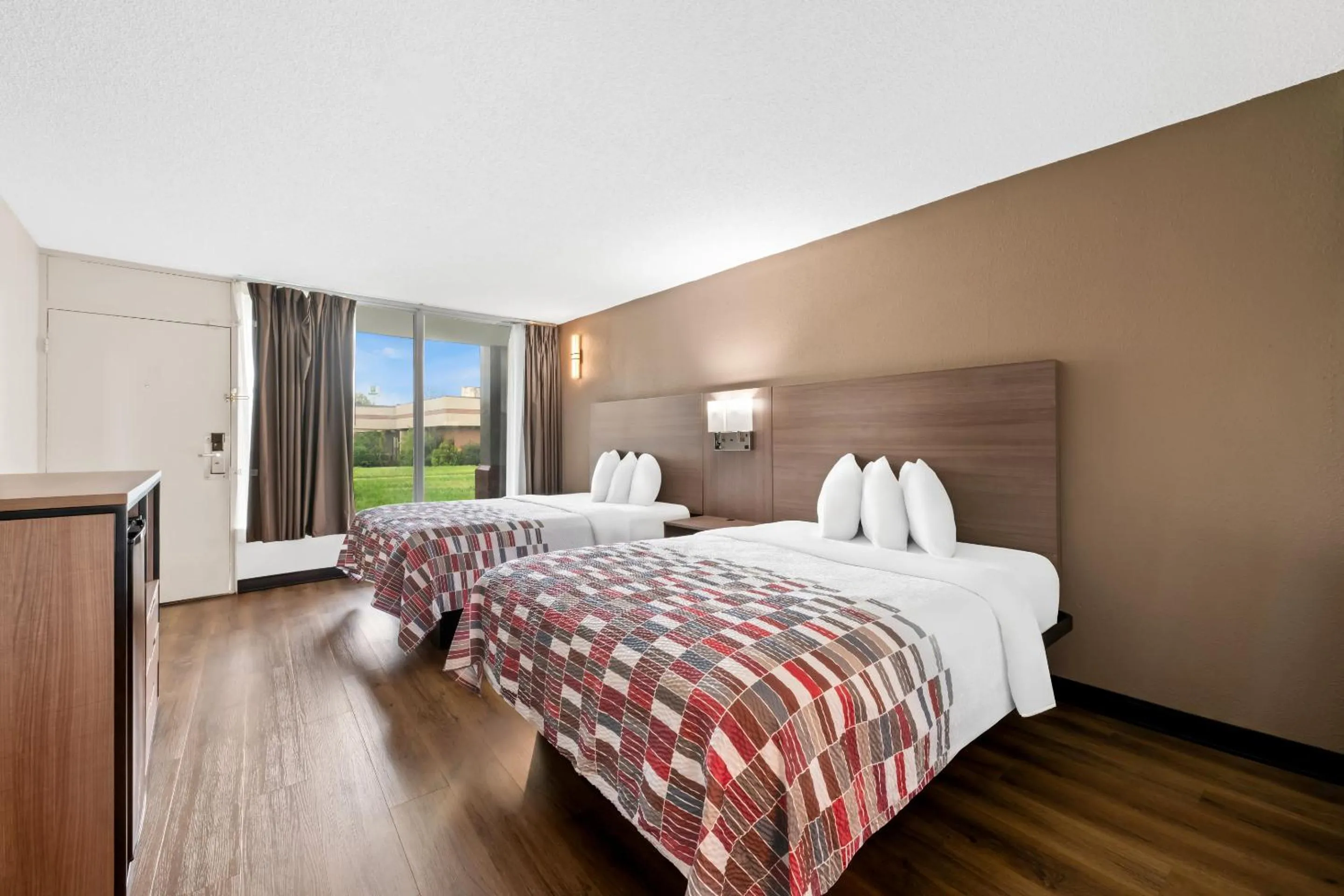 Photo of the whole room, Bed in Red Roof Inn Charlotte - Airport