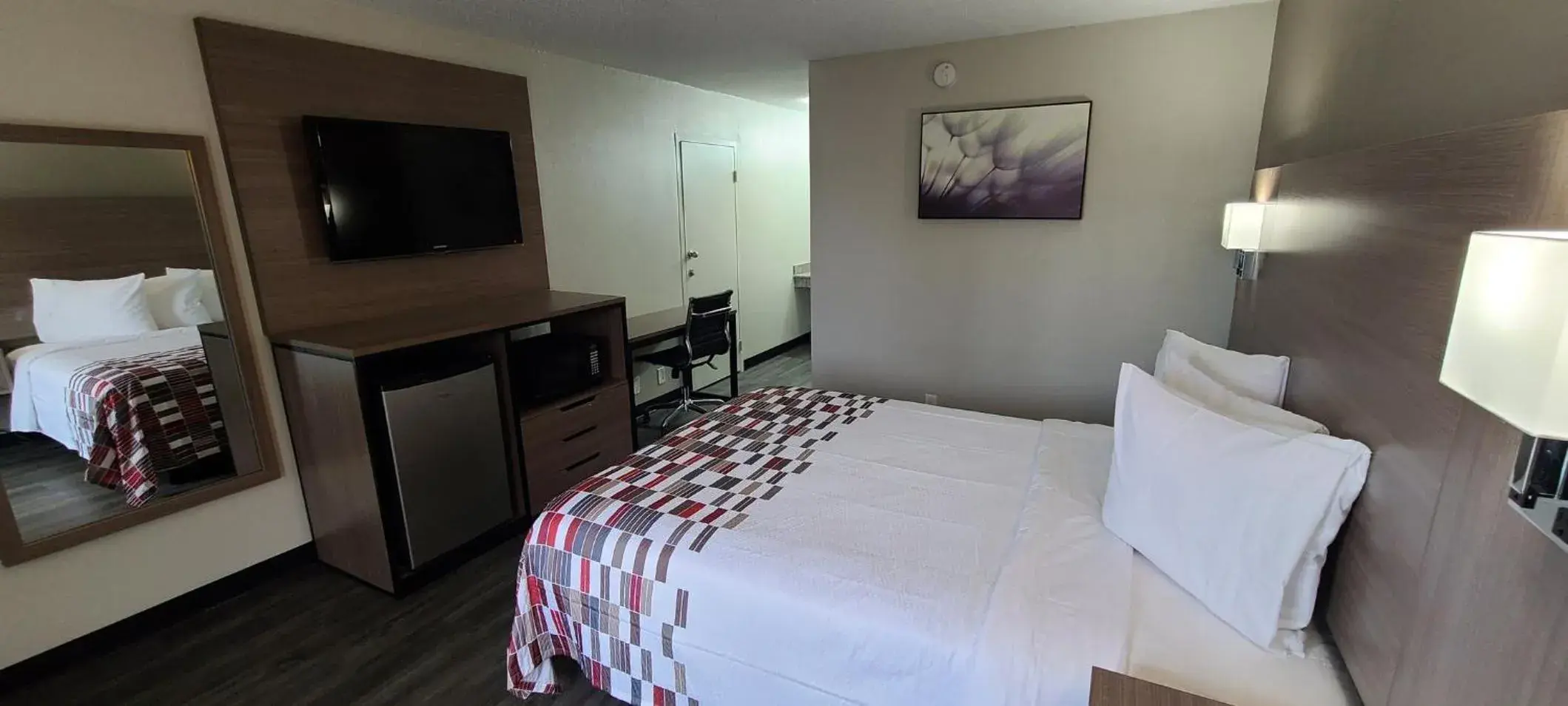 Deluxe Queen Room Disability Access Non-Smoking in Red Roof Inn Charlotte - Airport Deluxe Queen Room Disability Access Non-Smoking in Red Roof Inn Charlotte - Airport