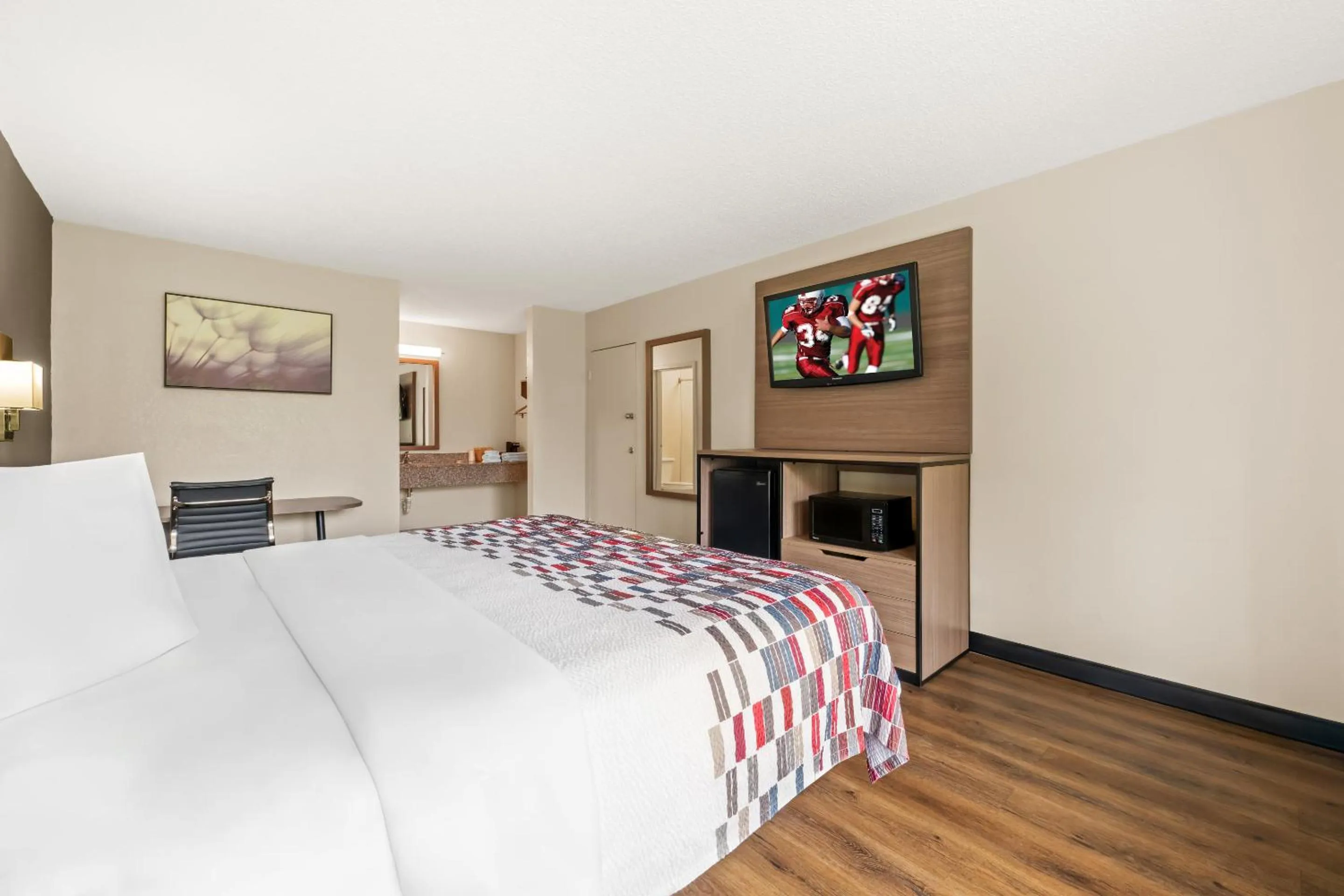 Bedroom, Bed in Red Roof Inn Charlotte - Airport