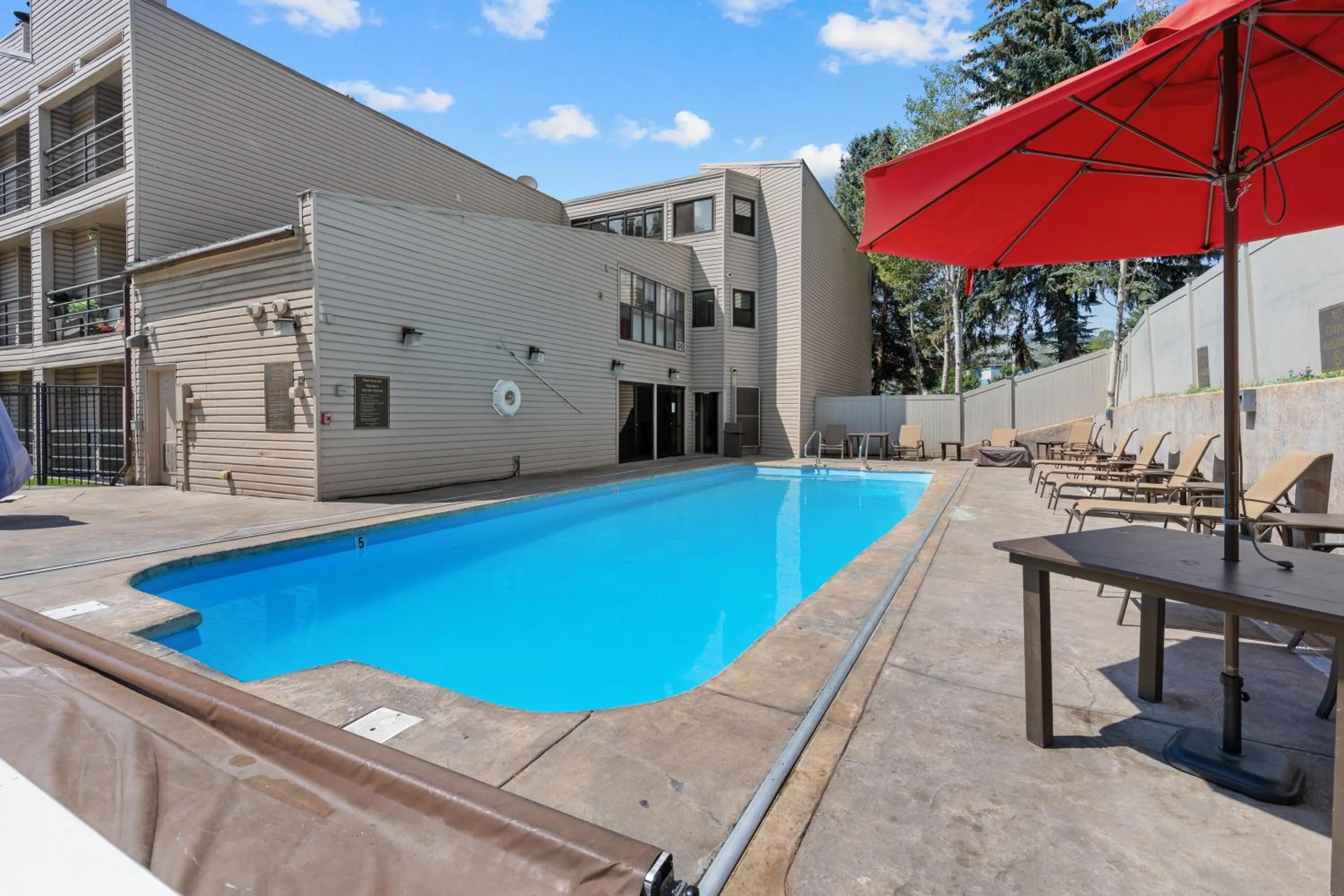 Swimming pool in The Christie Lodge – All Suite Property Vail Valley/Beaver Creek