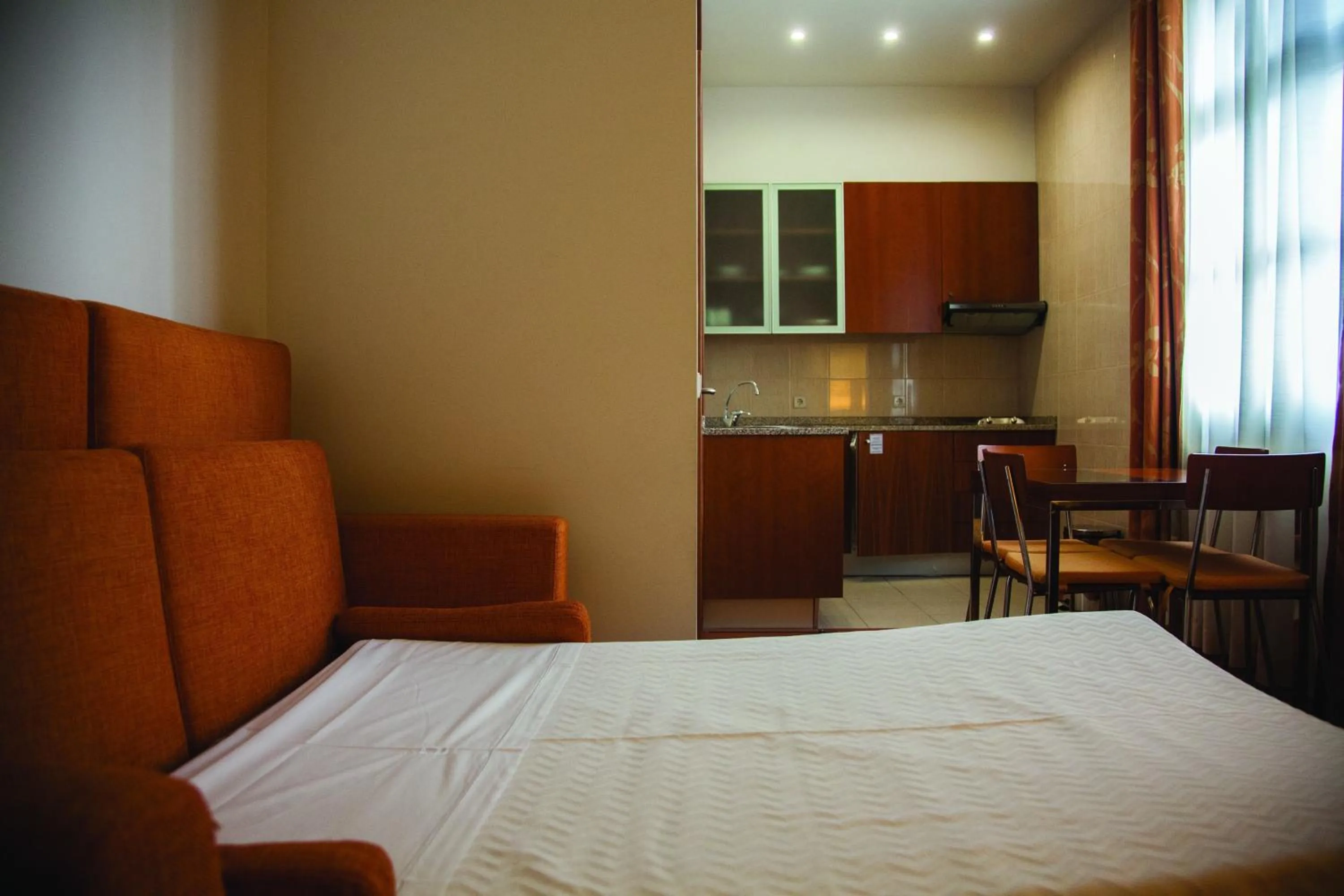 Kitchen or kitchenette, Bed in Hotel Apartamentos Geres Ribeiro