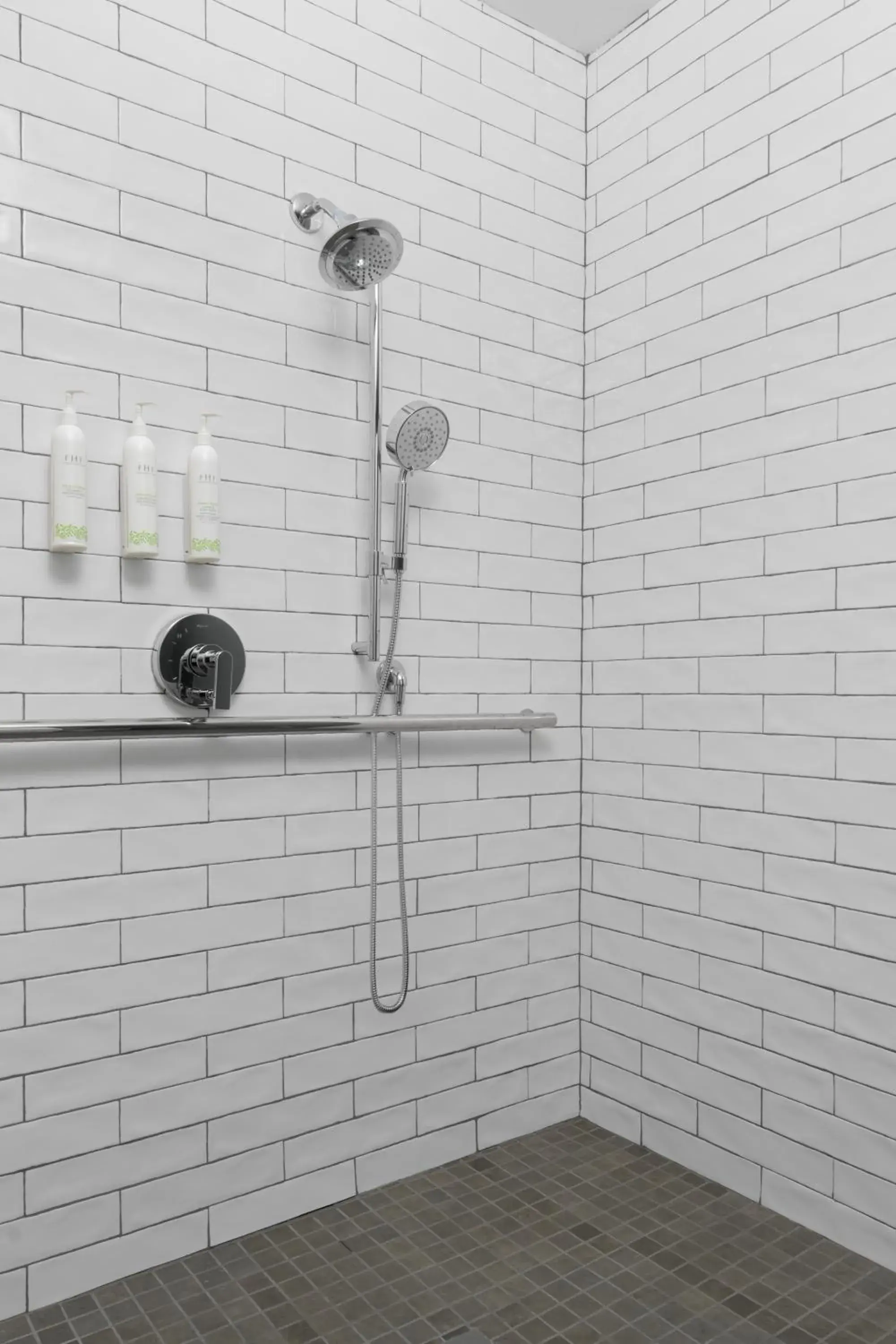 Queen Room - Disability Access in Valley River Inn Queen Room - Disability Access in Valley River Inn